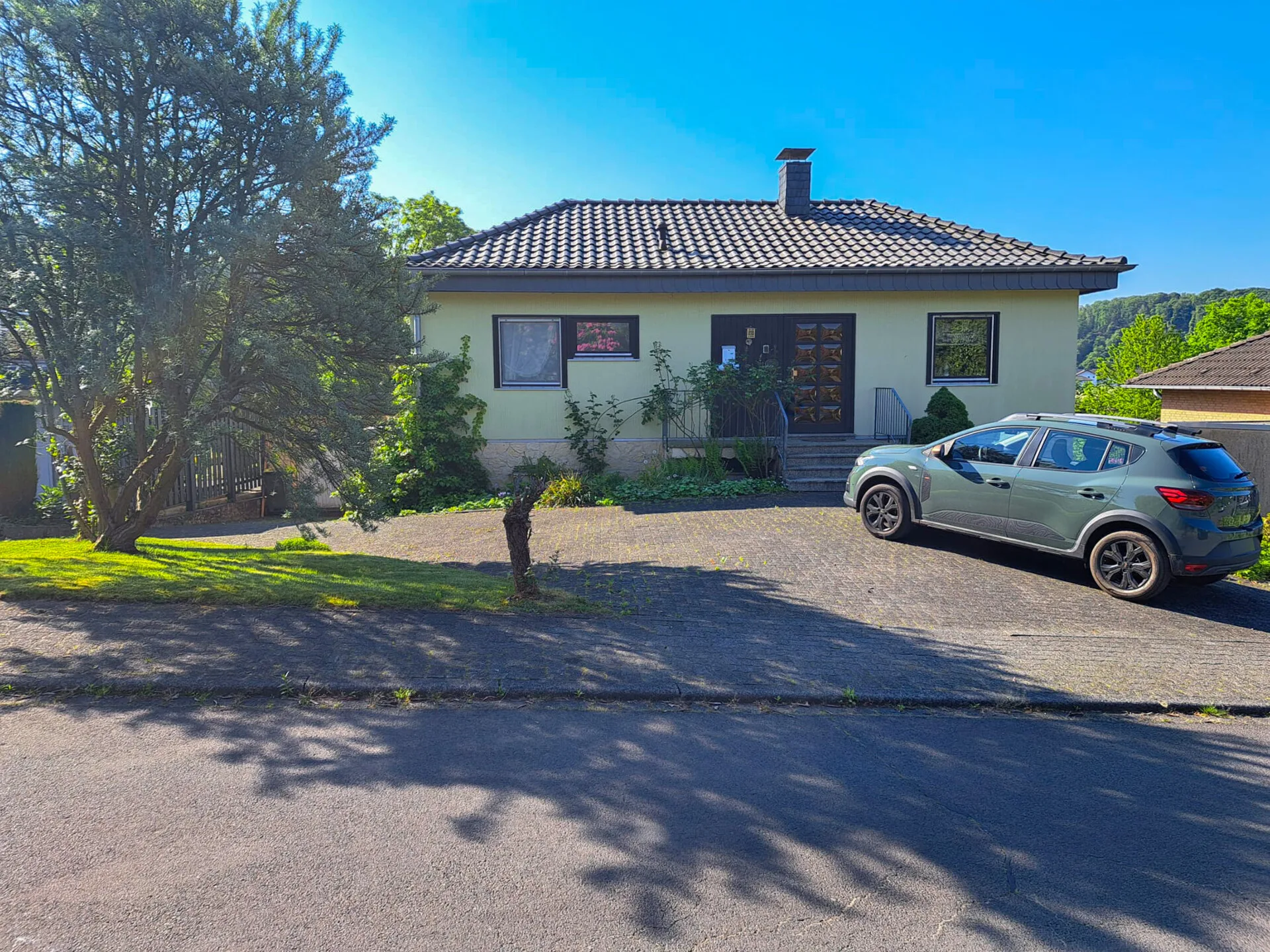 Attraktives Einfamilienhaus mit sonnigem Balkon und toller Aussicht in ruhiger Lage von Windeck!