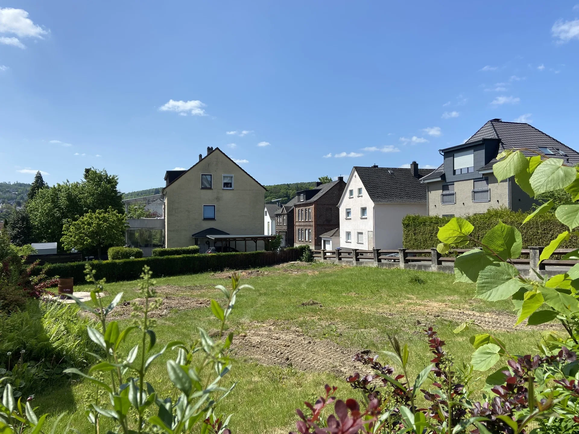 Zentral gelegenes Baugrundstück mit Baugenehmigung für ein MFH - ideal für Investoren!