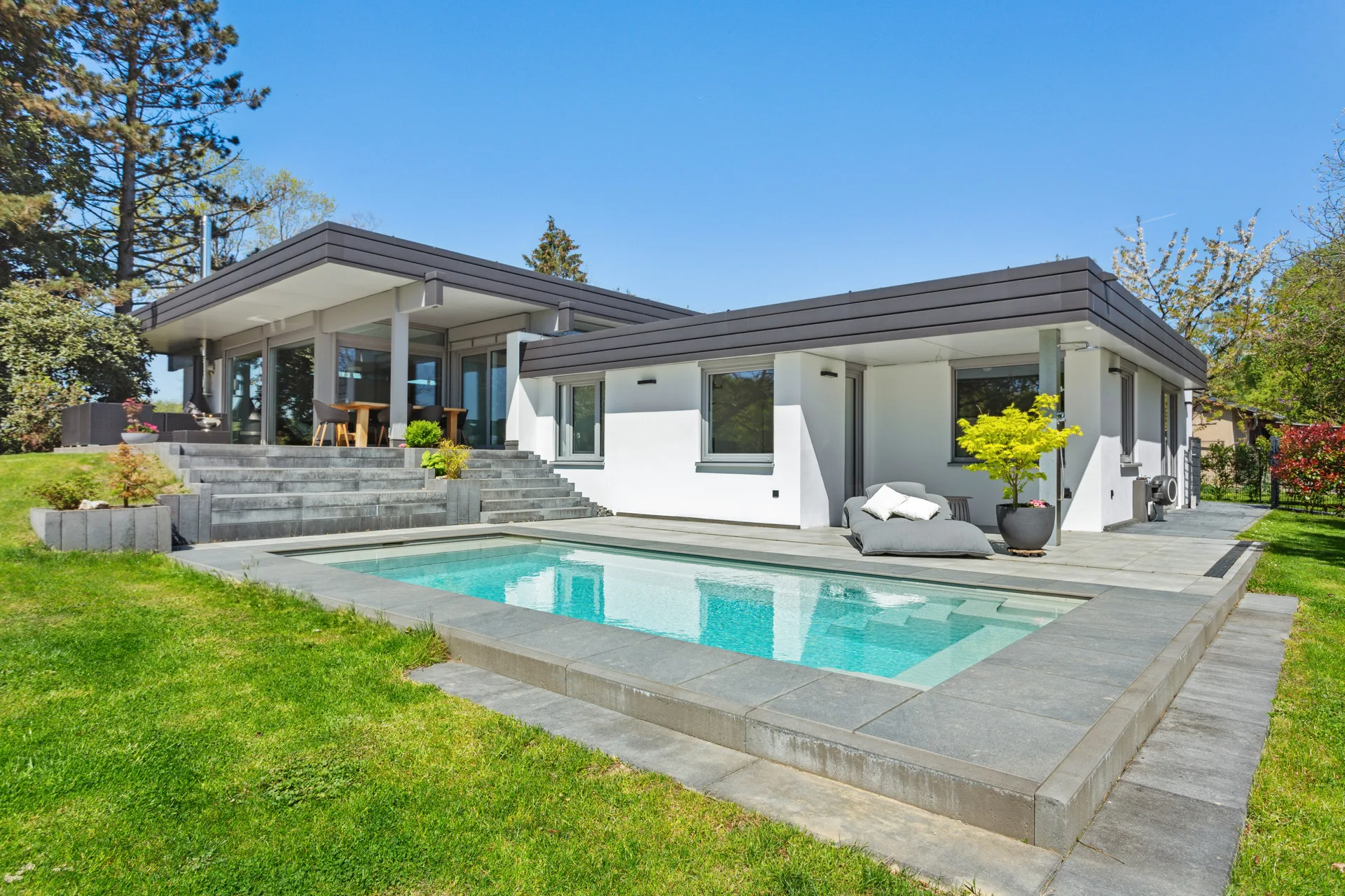 Exklusives Architektenhaus mit Poolanlage, luxuriöser Ausstattung und Möglichkeit zur Pferdehaltung