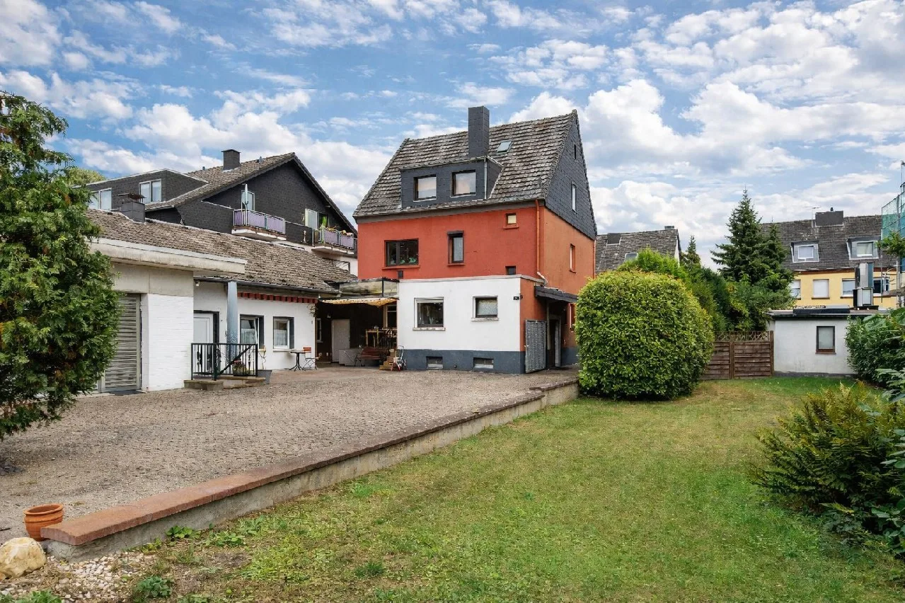Großes Anwesen mit ca. 460 m² Wohn-/Nutzfläche und knapp 1.000 m² Grundstück