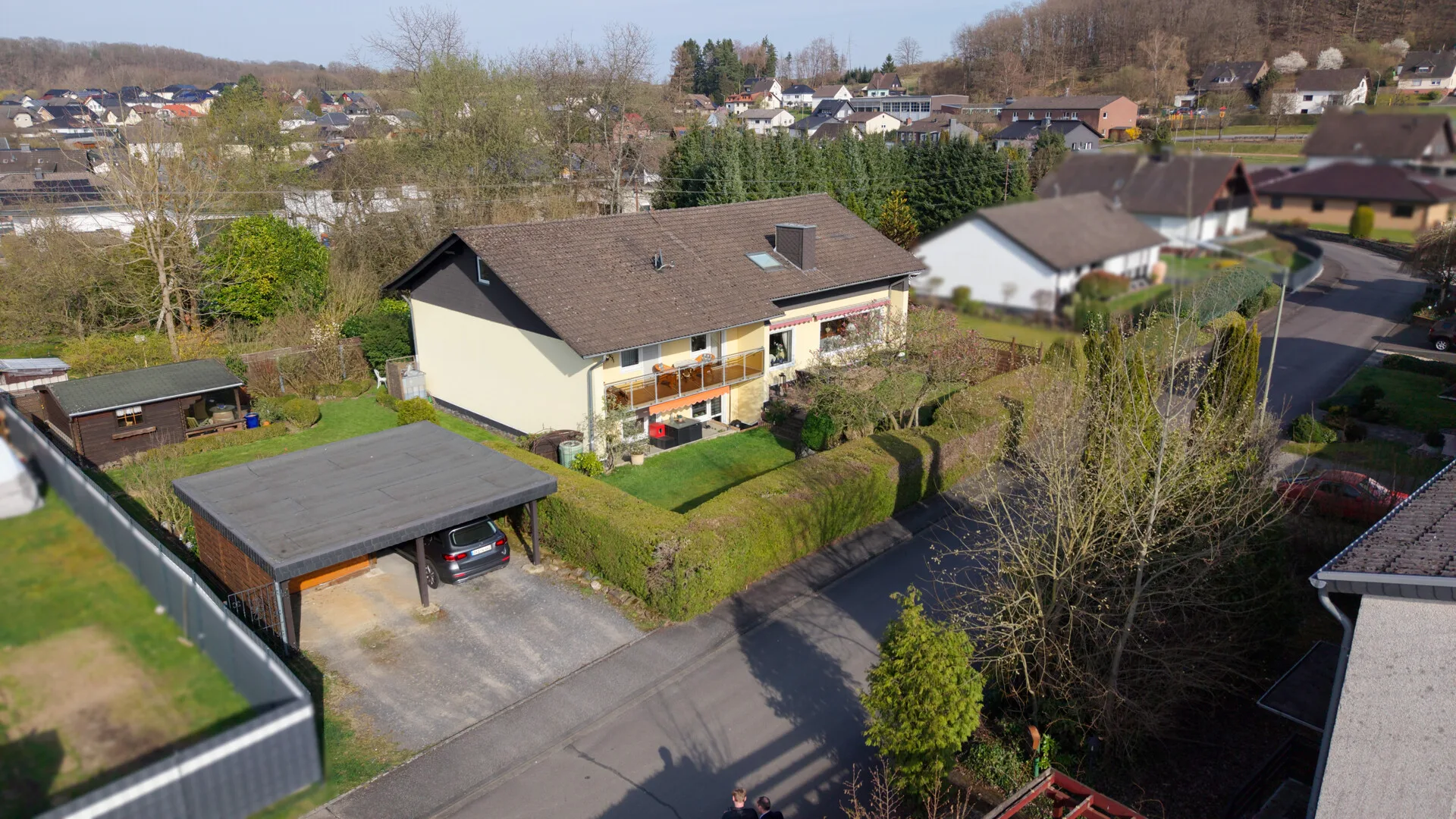 Gepflegtes Split-Level-Haus mit Einliegerwohnung (vermietet) und tollem Garten - nahe Hamm/Sieg!