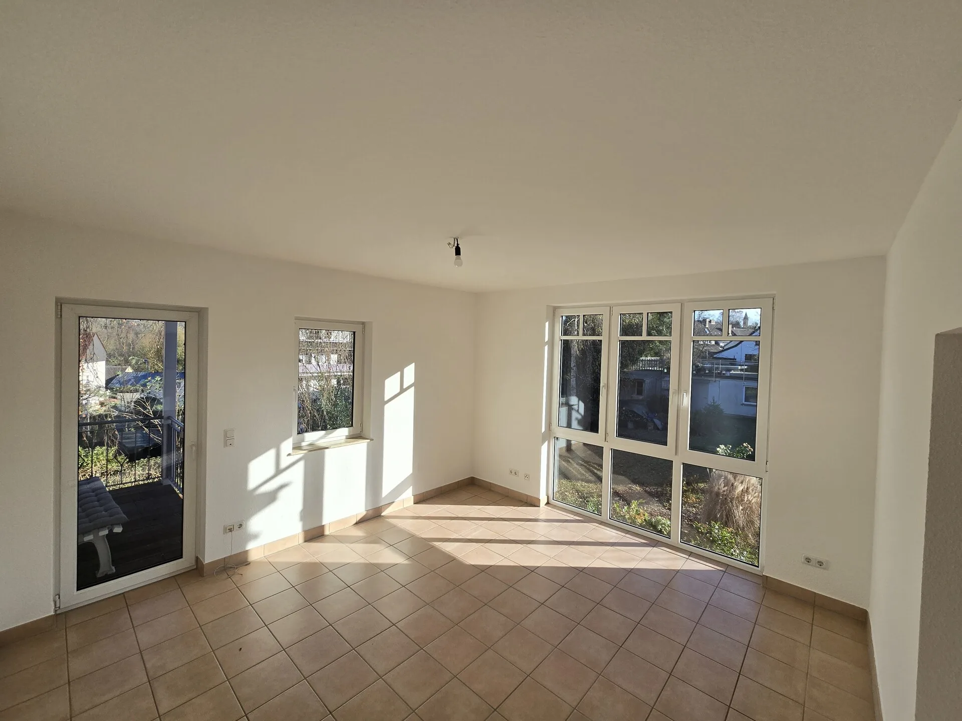 Großzügige Erdgeschosswohnung mit Balkon und Terrasse