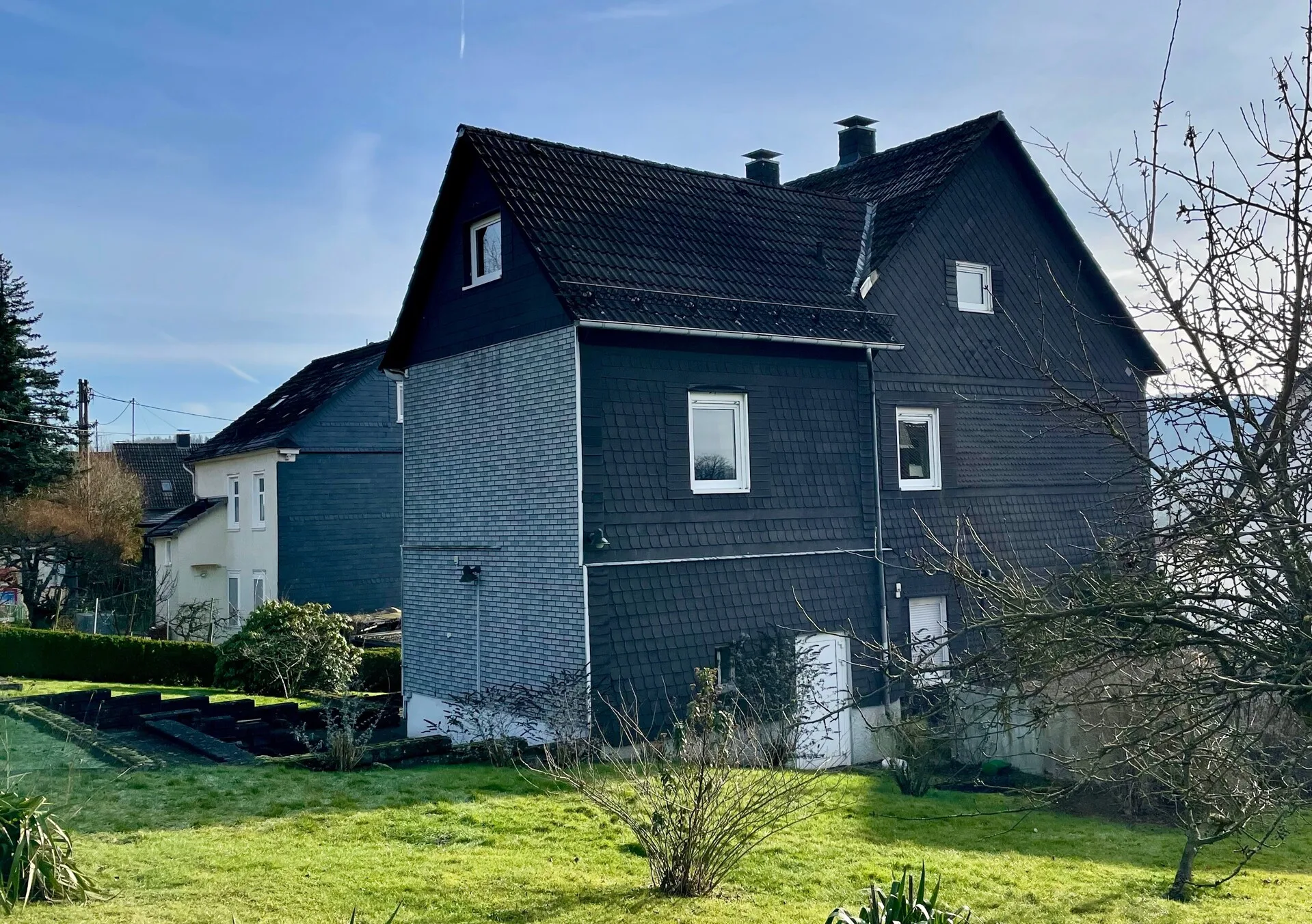 *RESERVIERT* Geräumiges 1-2 Familienhaus mit Garten und zwei Garagen!