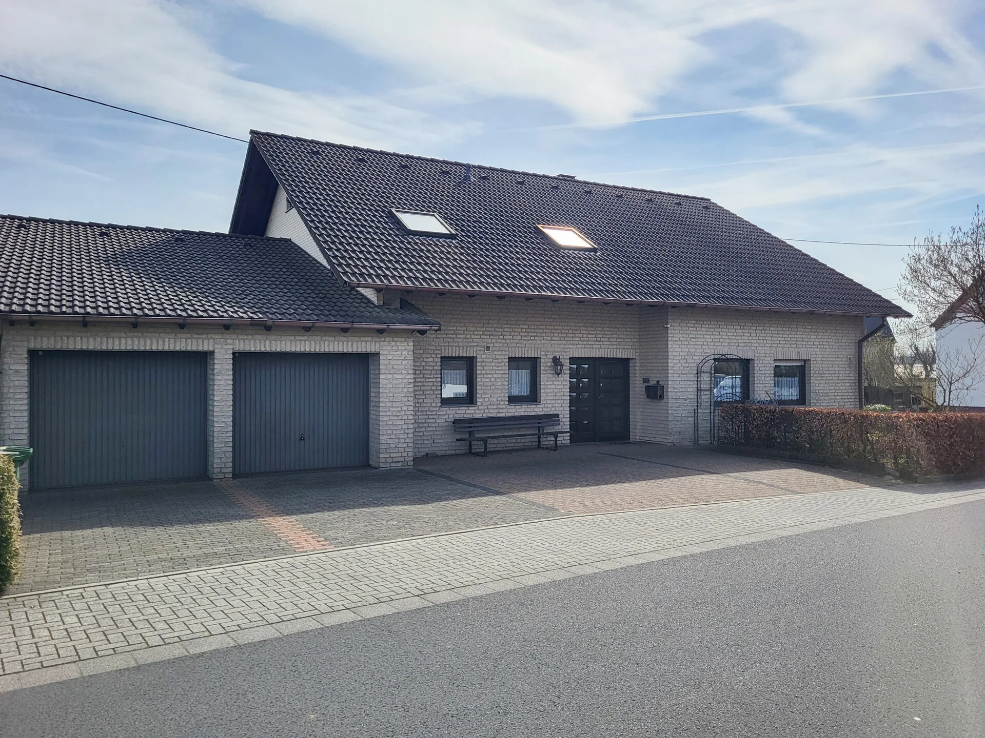 Freistehendes Einfamilienhaus mit barrierefreiem Erdgeschoss, Doppelgarage und großem Garten!