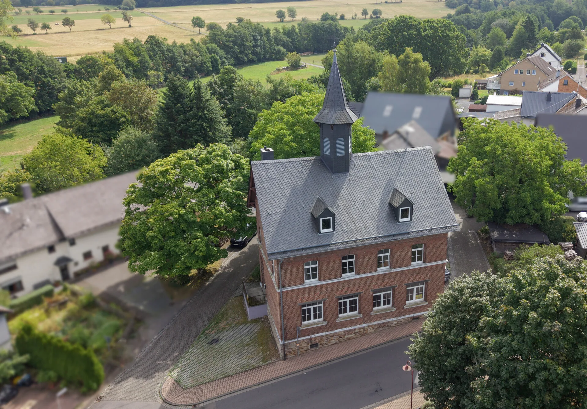 Ehemalige Schule mit Nebengebäude - Wohnen & Vermieten kombinierbar! Nähe Hachenburg!