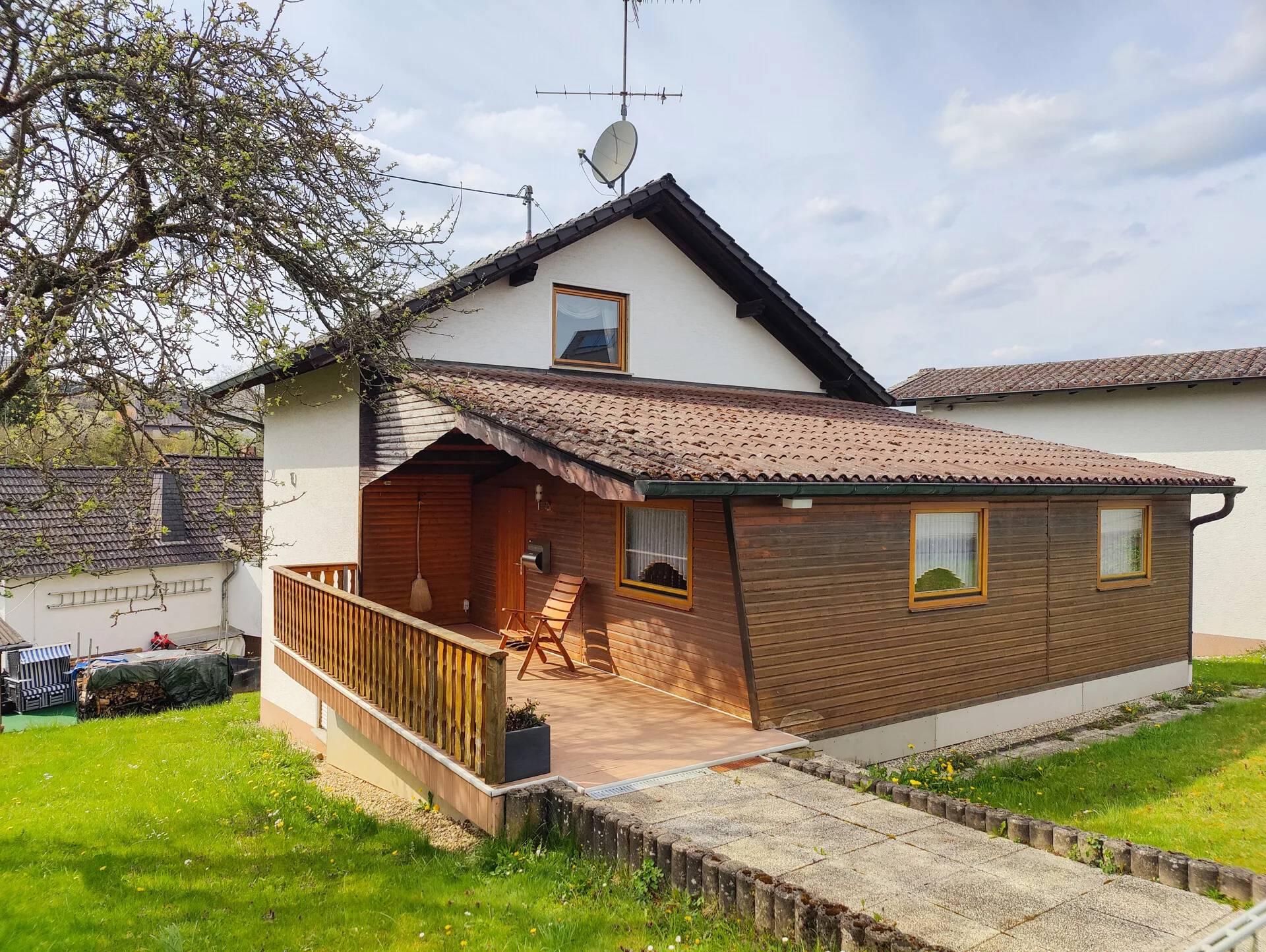 Gepflegtes Einfamilienhaus mit Garage und ehemaligem Ferienhaus nahe Altenkirchen!