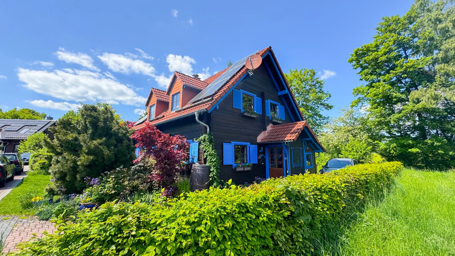 Ländliche Ruhe, stadtnah genießen. Schickes Blockhaus mit Garten in Feldrandlage!