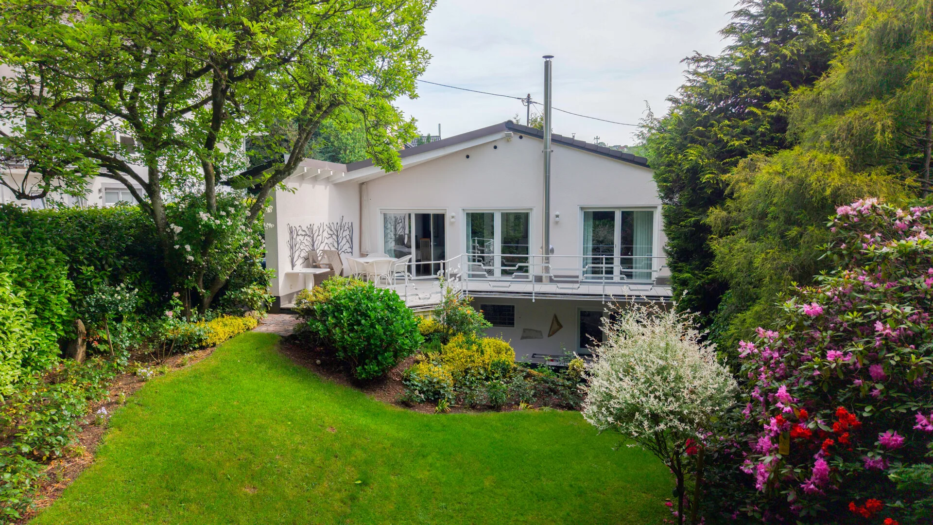 Großzügiges Einfamilienhaus mit Einliegerwohnung und parkähnlichem Garten in Kirchen