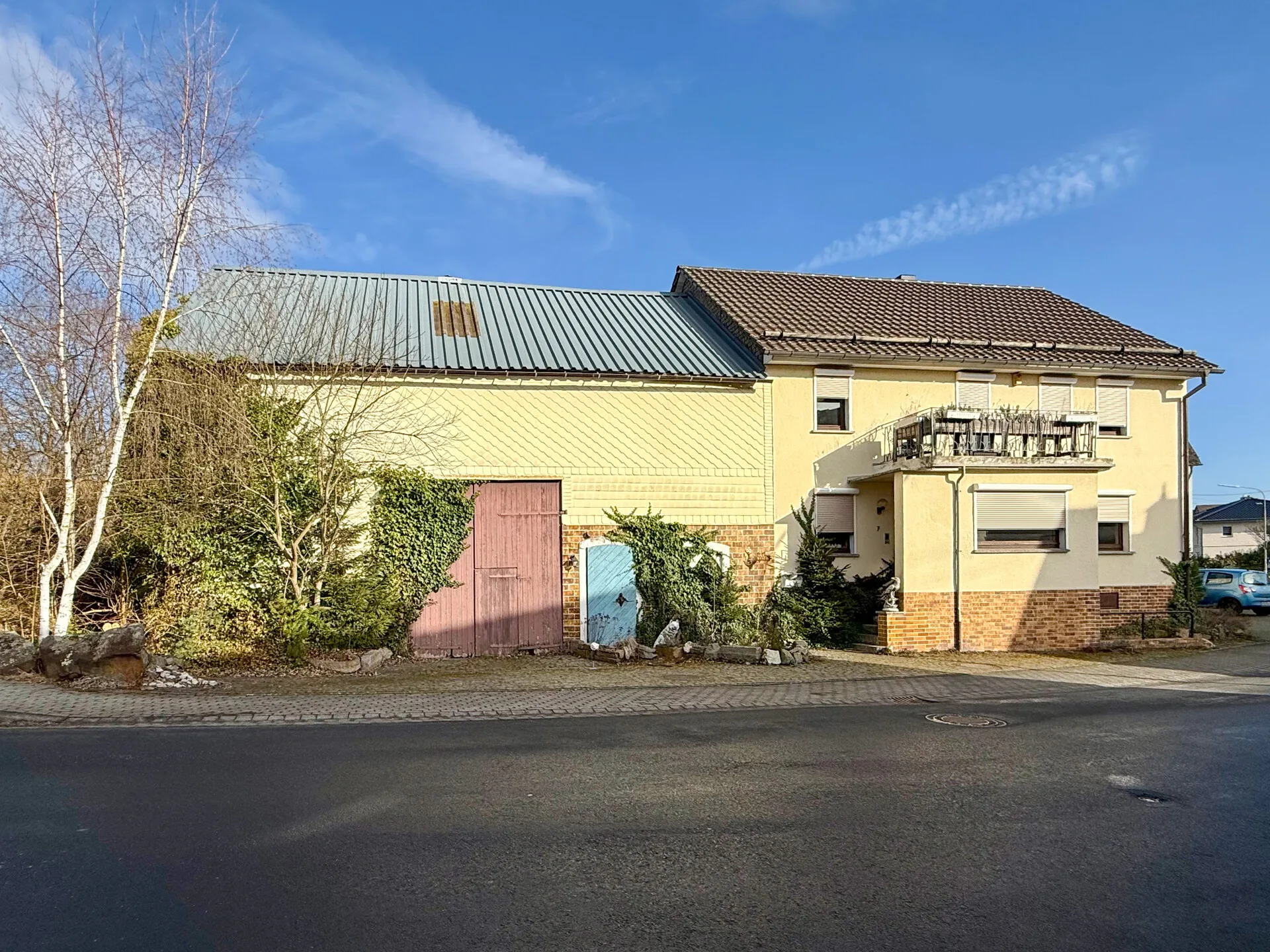 Bauernhaus als Hofstätte mit Nebengebäuden in unmittelbarer Nähe zu Hachenburg!