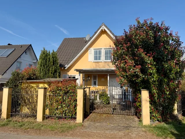 Freistehendes Einfamilienhaus mit tollem Fernblick, Wintergarten, Sauna & Kamin