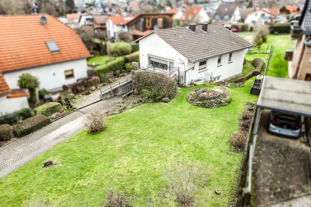 Freistehendes Einfamilienhaus mit großem Garten in begehrter Lage
