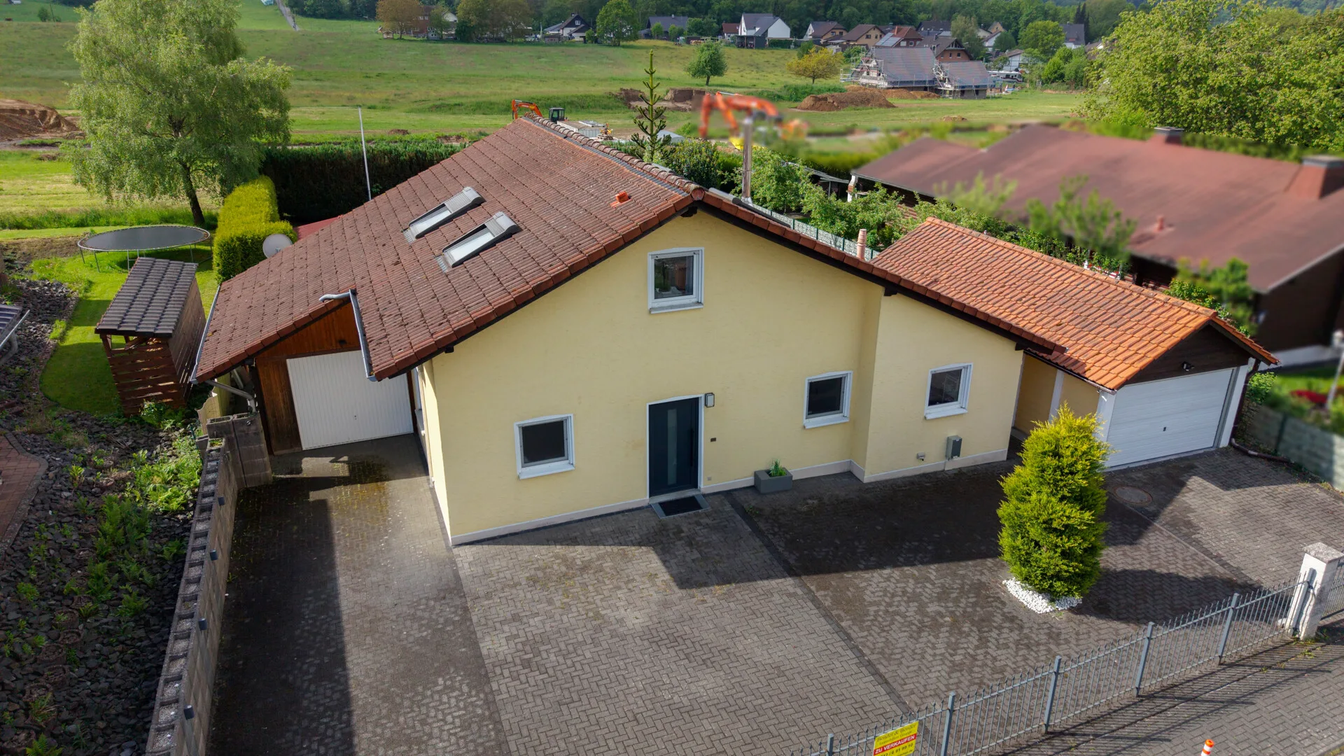 Ruhiges Wohnen am Ortsrand: Gepflegtes Zuhause mit Wintergarten, Balkonkraftwerk und Garten!
