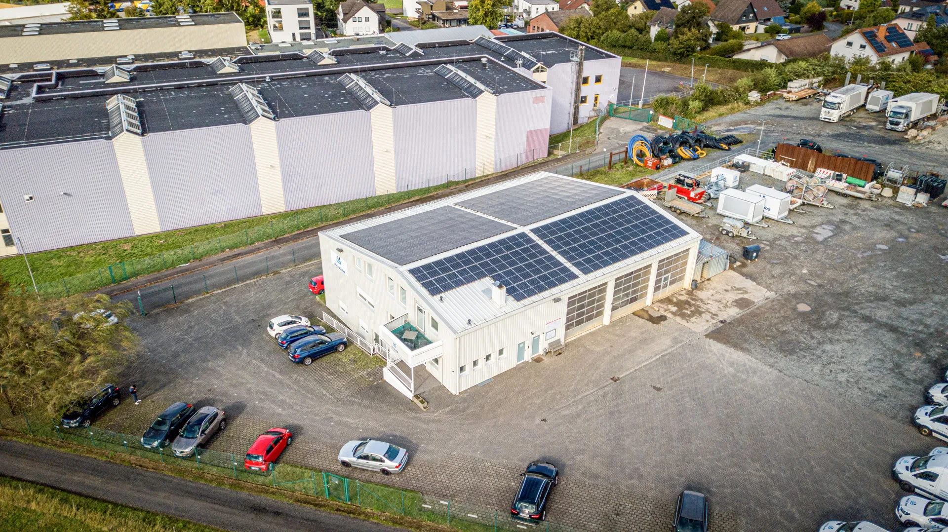 Großer Gewerbekomplex mit Bürogebäude, Werkstatt-/Halle, Freifläche und PV-Anlage!