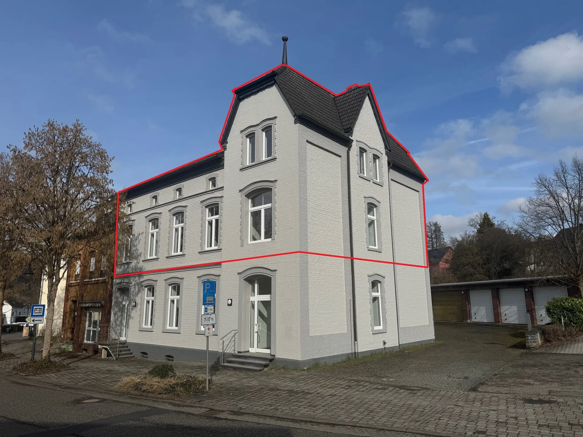Großzügige Praxis- oder Bürofläche über zwei Etagen mit Stellplätzen!