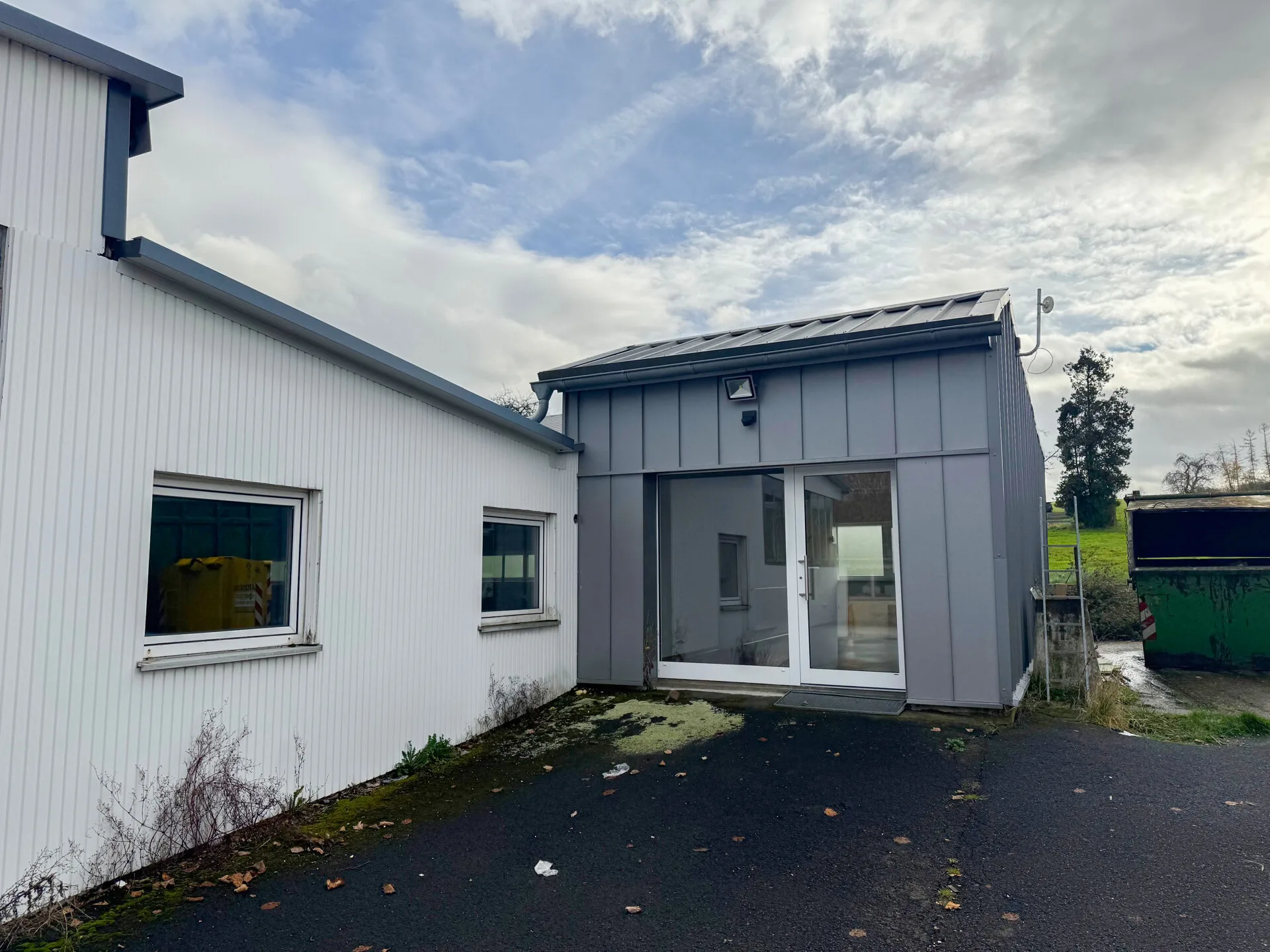 Gewerbefläche mit 160 m² Lager/Produktion und 35 m² Büro!