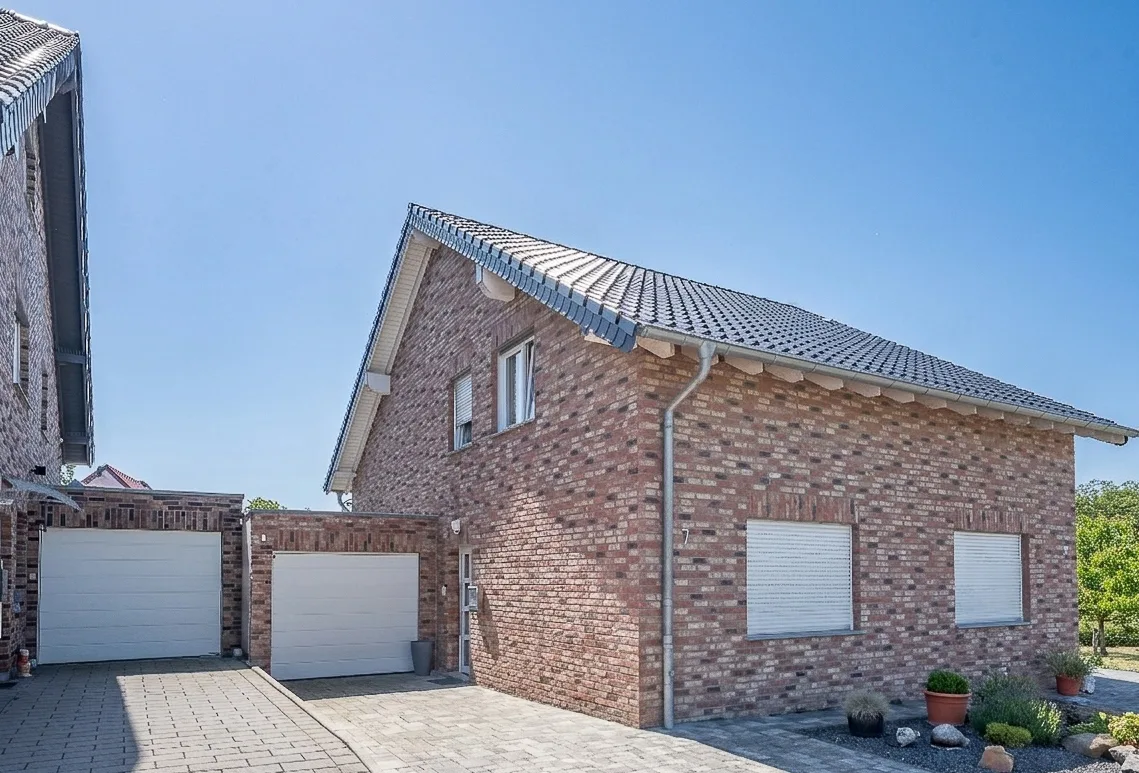 Lichtdurchflutete Dachgeschosswohnung auf 80 m² mit Wohlfühlbalkon, eigenem Eingang und Garage - Photo 1