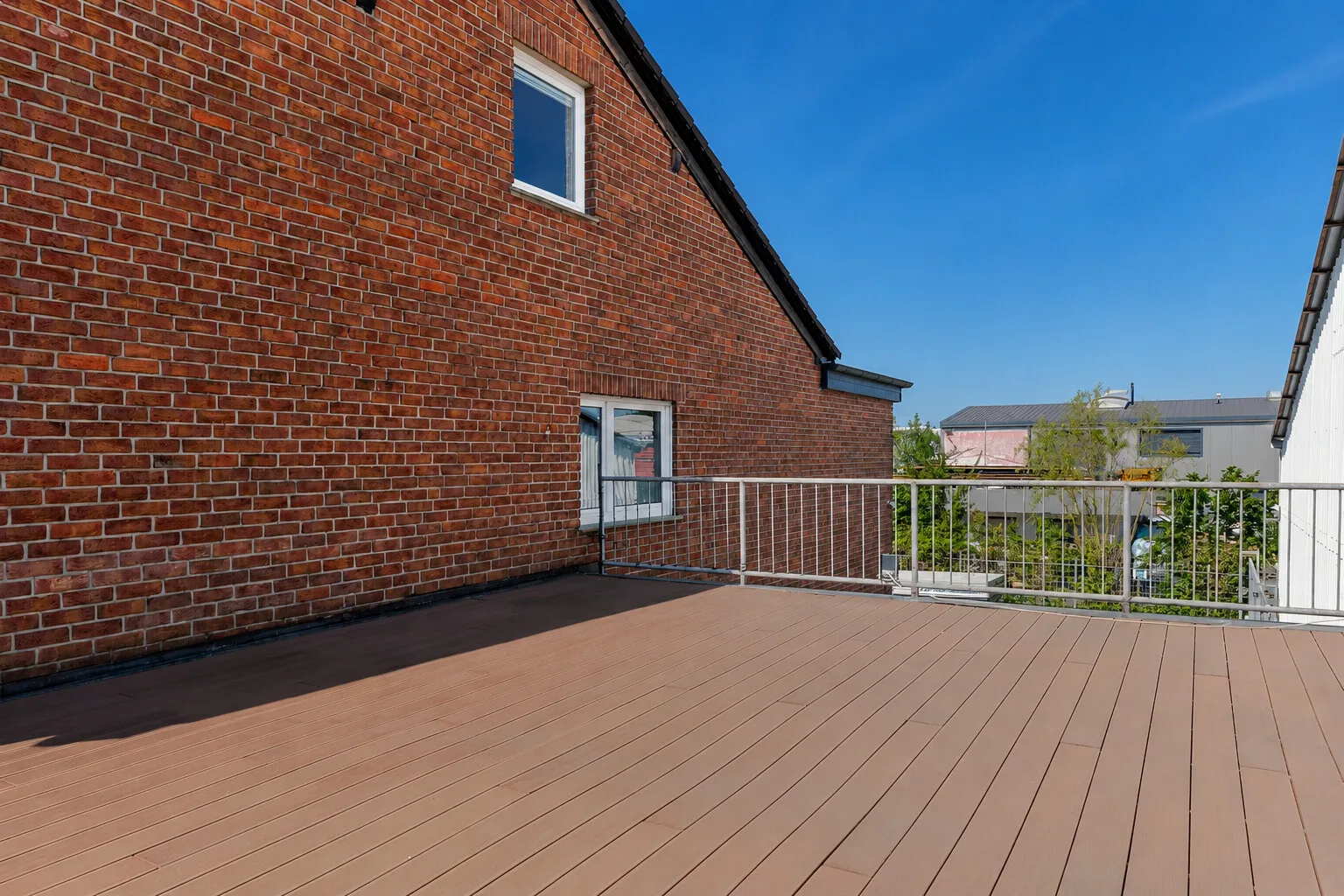 Familienfreundliche 6-Zimmer-Whg mit Garten! - Photo 1