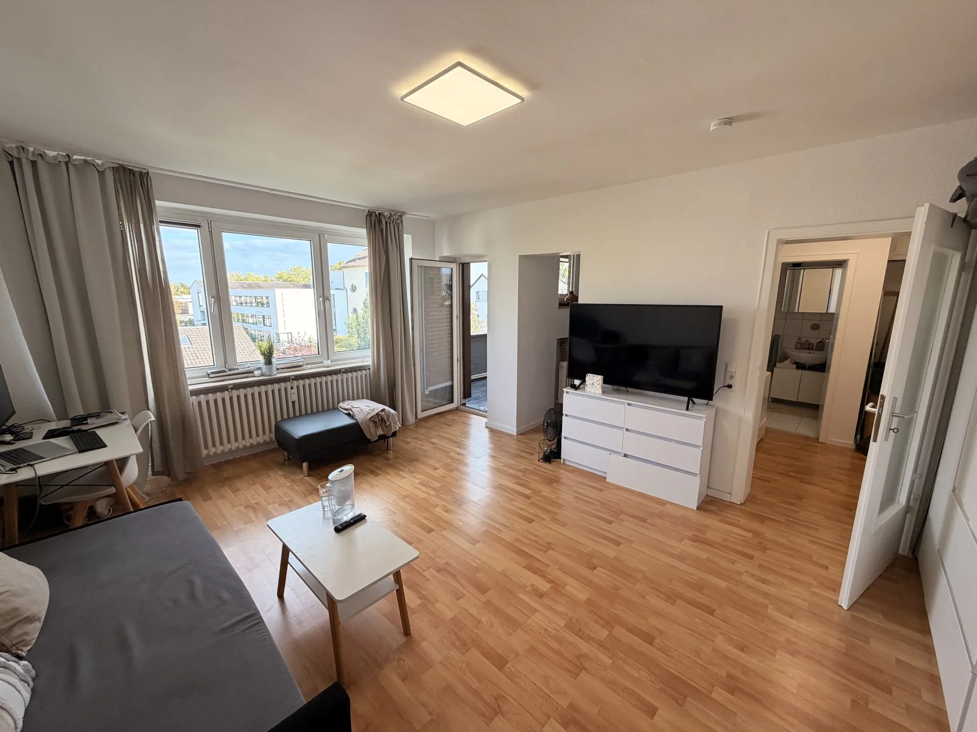 Düsseldorf-Heerdt! 1-Zimmer-Apartment mit großem Balkon und Einbauküche!