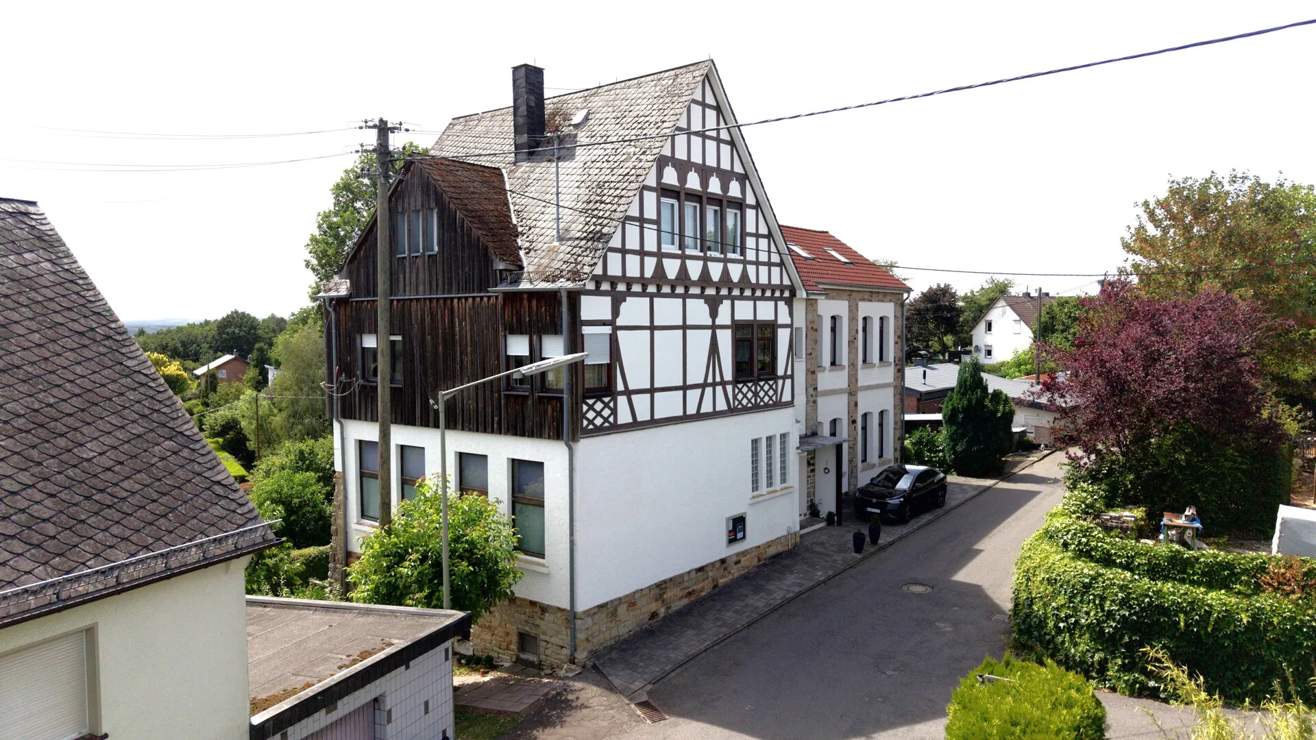 Wahres Liebhaberobjekt: Ehemalige Dorfschule mit viel Platz und Mieteinnahmen!