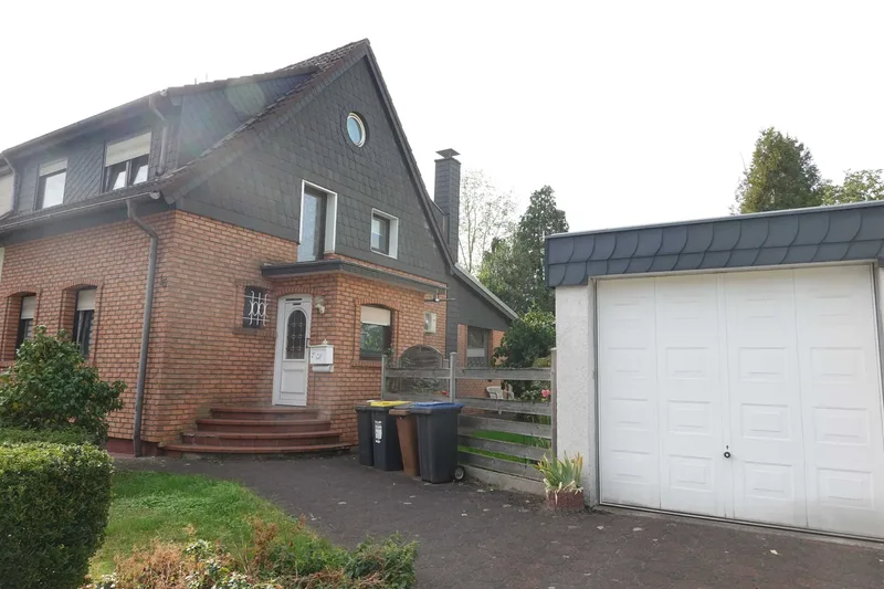 Doppelhaushälfte in Flittard mit Garten und Doppelgarage!