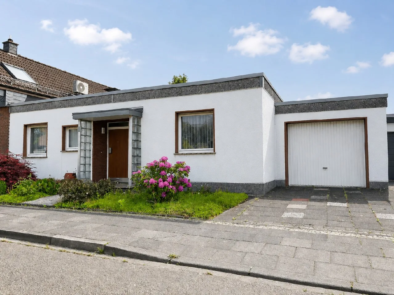 NEU: Sanierungsbedürftiger Bungalow als möglicher Altersruhesitz mit Garage