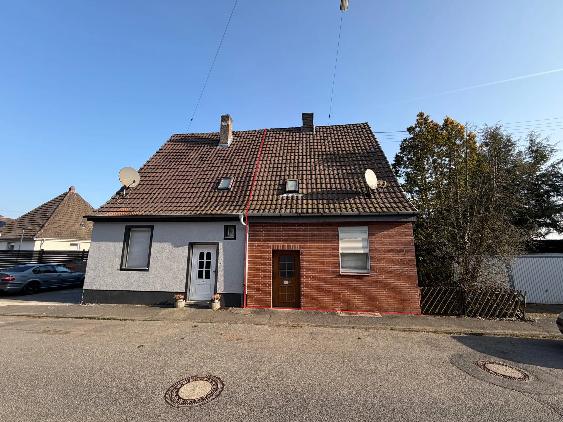 ***REDUZIERT***Doppelhaushälfte von 1925 mit viel Potenzial – inklusive 2 Garagen!
