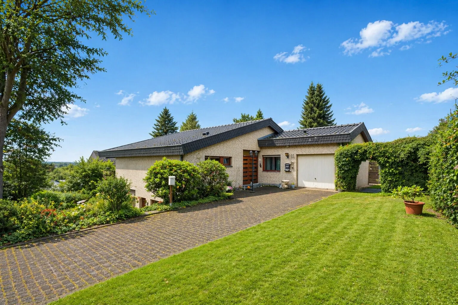 Wohnen über den Dächern - Zweifamilienhaus mit traumhafter Aussicht