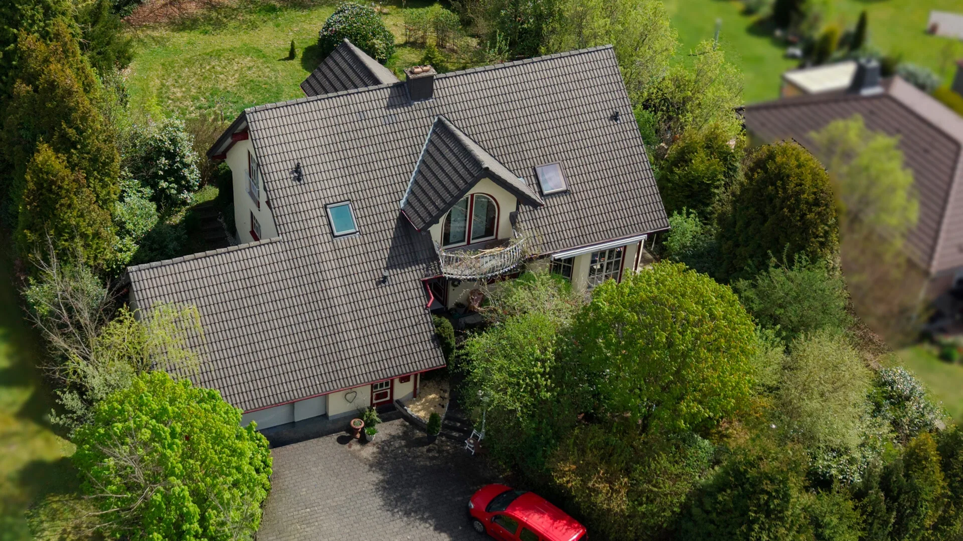 Exklusives Einfamilienhaus mit großzügigem Wohnkonzept und Naturgarten!