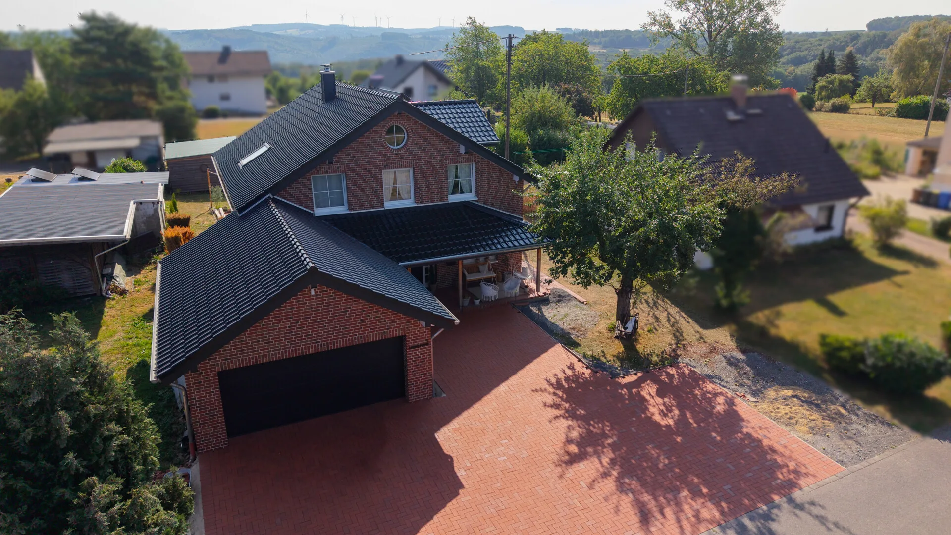 Exklusives Einfamilienhaus in neuwertigem Zustand mit großzügigem Grundstück!