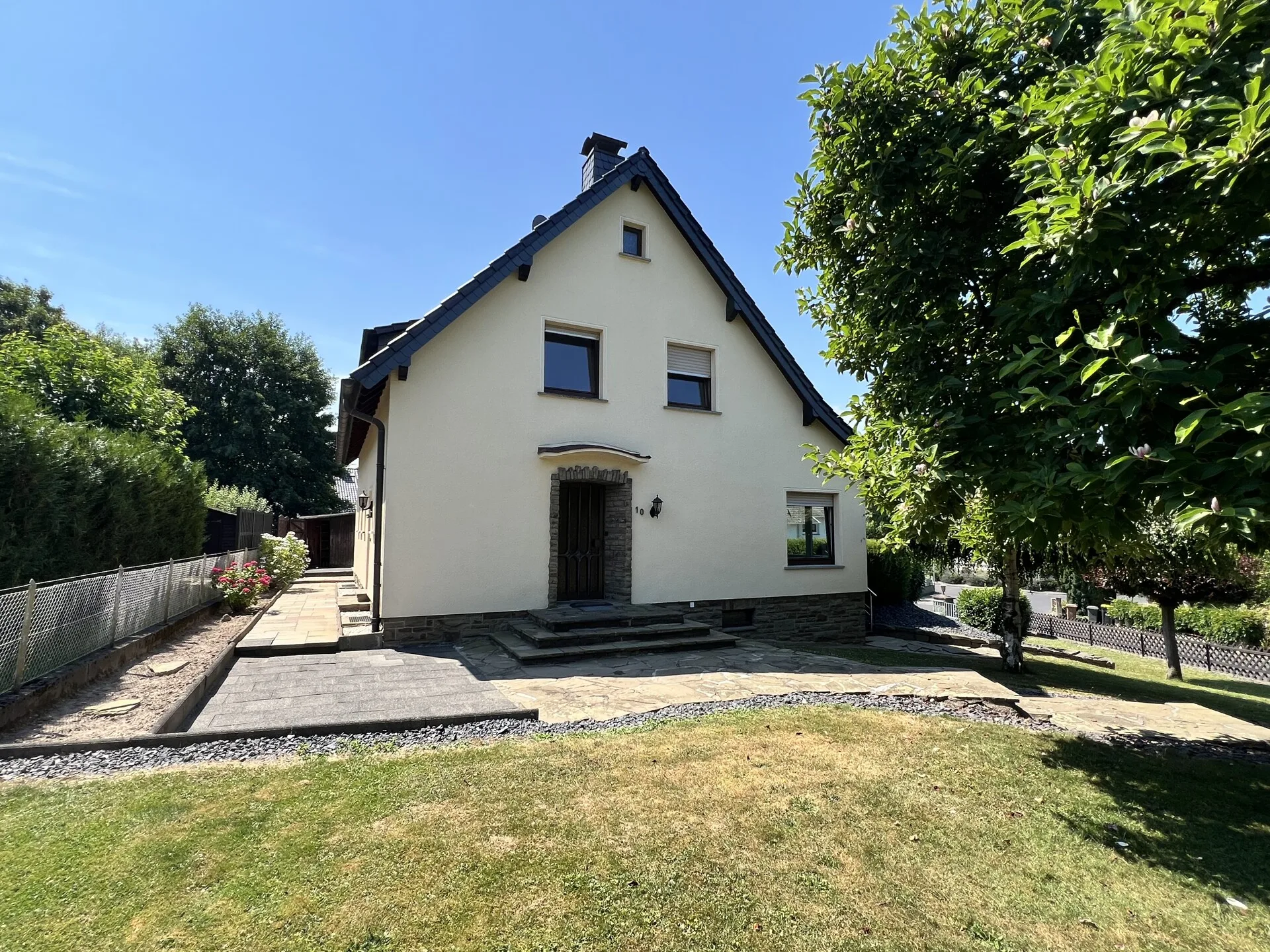 Wohnen im Grünen – Gepflegtes Einfamilienhaus mit Garage und großem Garten