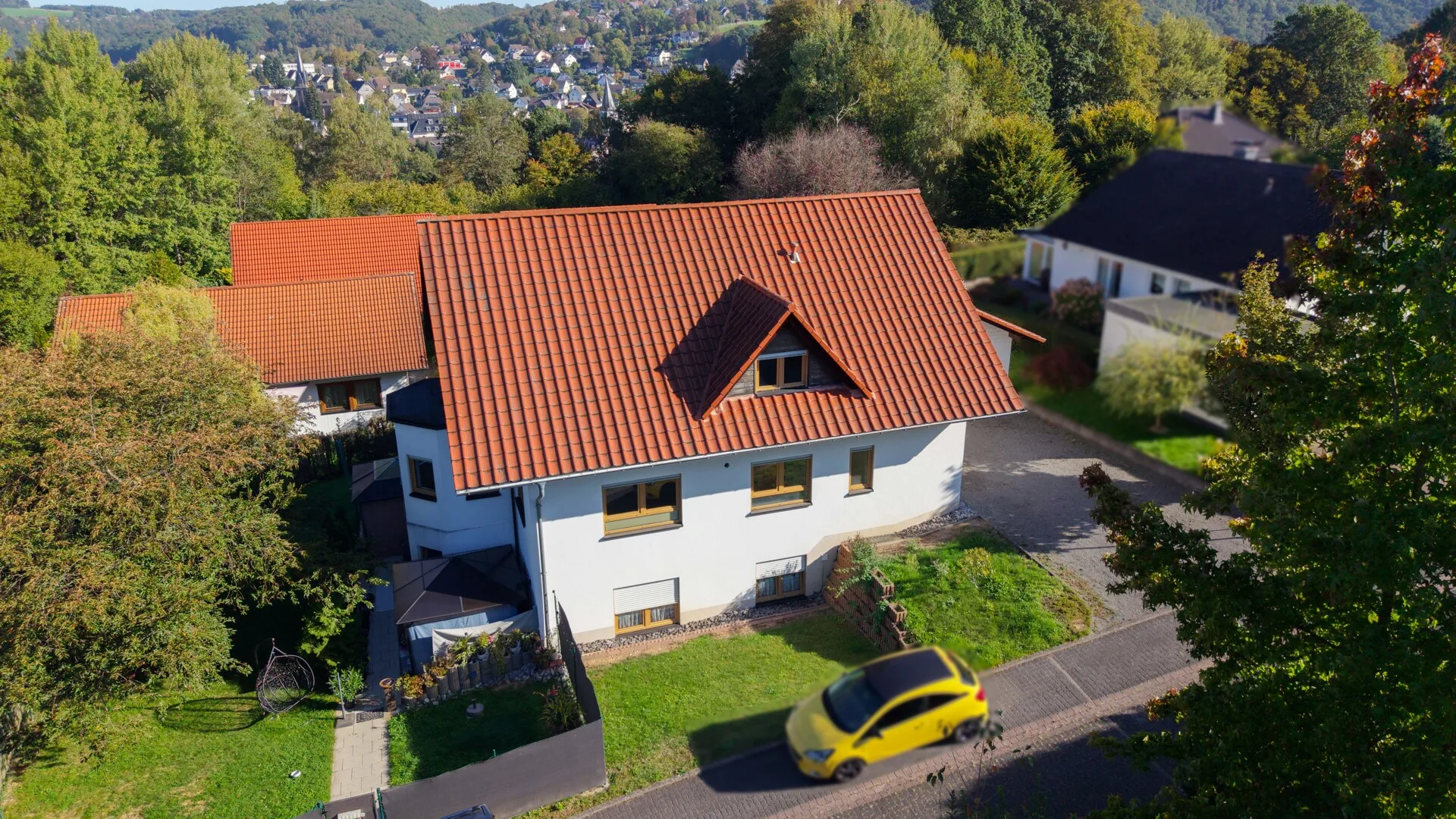 Gepflegtes Einfamilienhaus mit vermieteter ELW auf Erbpachtgrundstück in Randlage von Windeck-Rosbach!