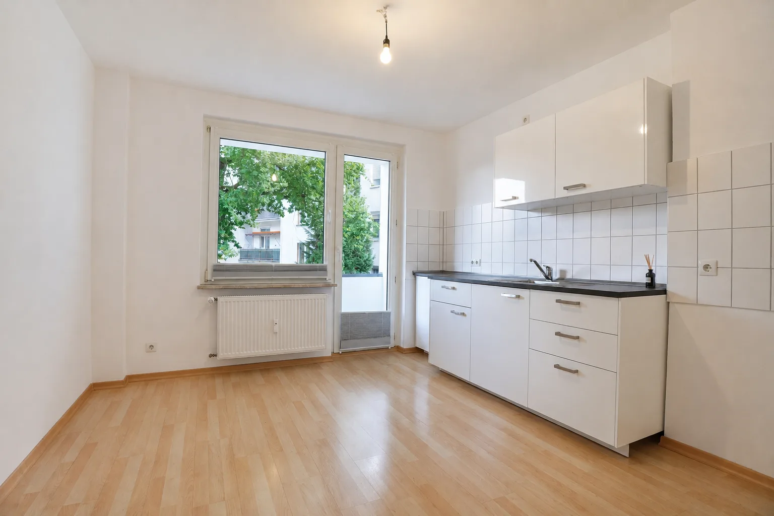 Schöne ca. 56m² große 2-Zimmer-Wohnung mit Balkon in gepflegtem Mehrfamilienhaus - Photo 2