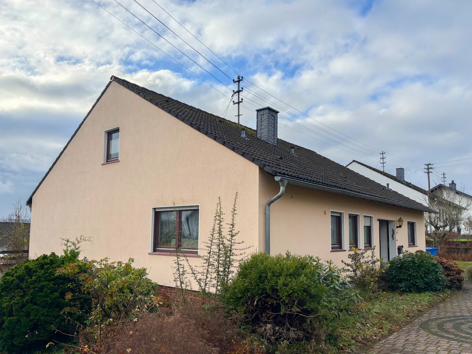 Charmanter Bungalow mit offenem Wohnbereich , Doppelgarage und Partykeller!