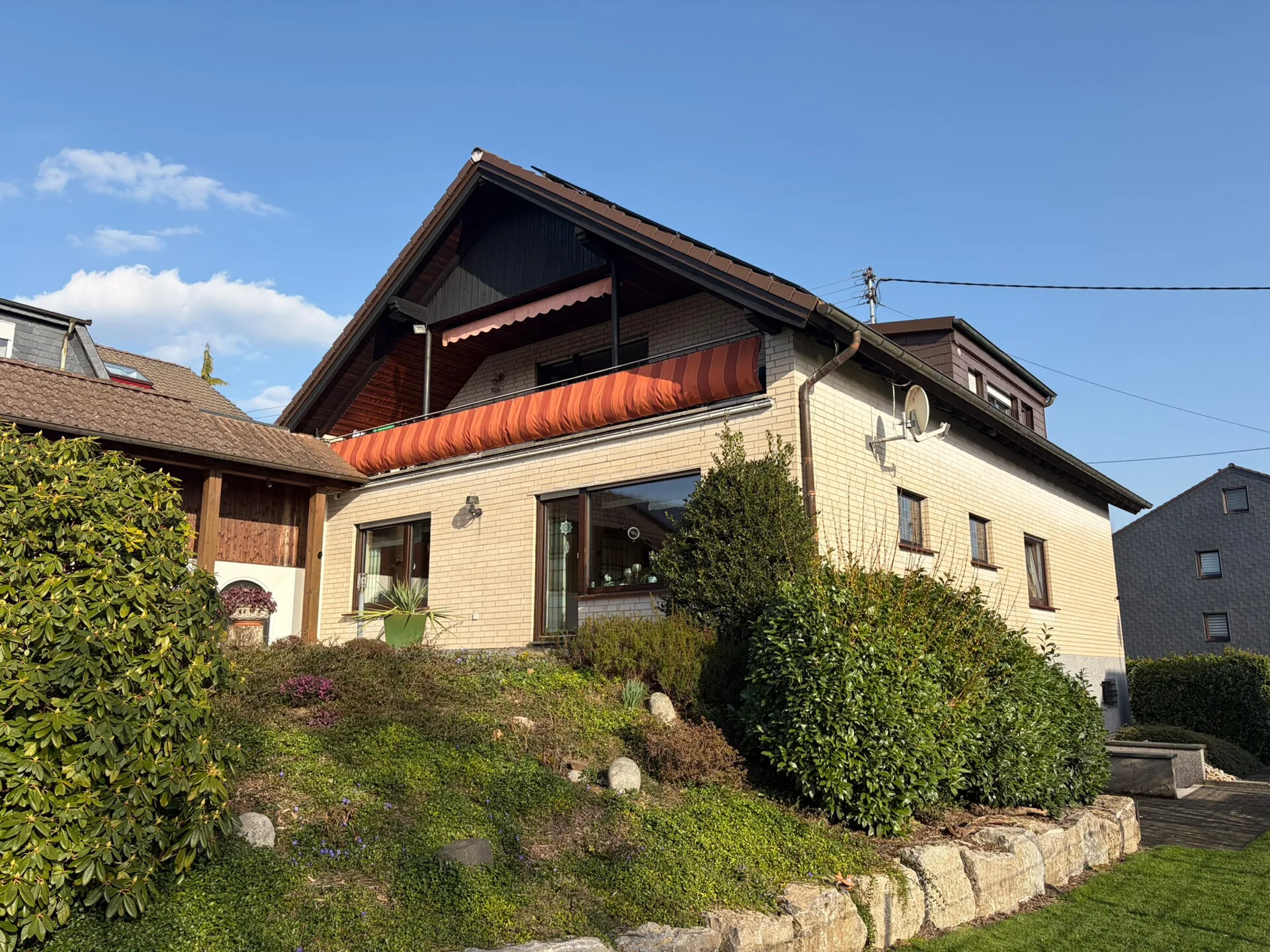 Charmantes Zweifamilienhaus mit Garage in ruhiger Wohngegend von Hamm/Sieg!