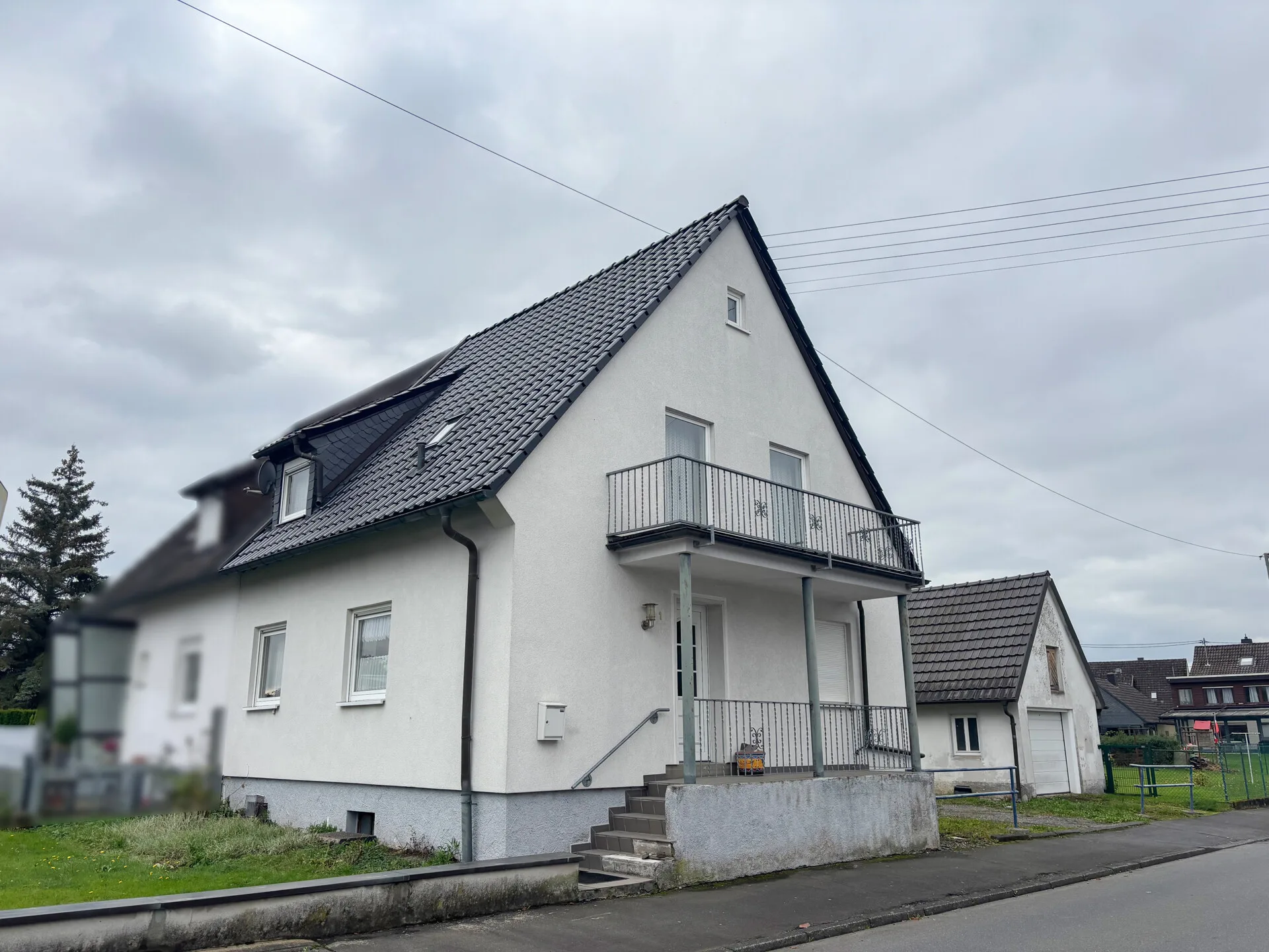Renovierungsbedürftige Doppelhaushälfte mit Garage auf einem Erbpachtgrundstück in Hamm/Sieg!