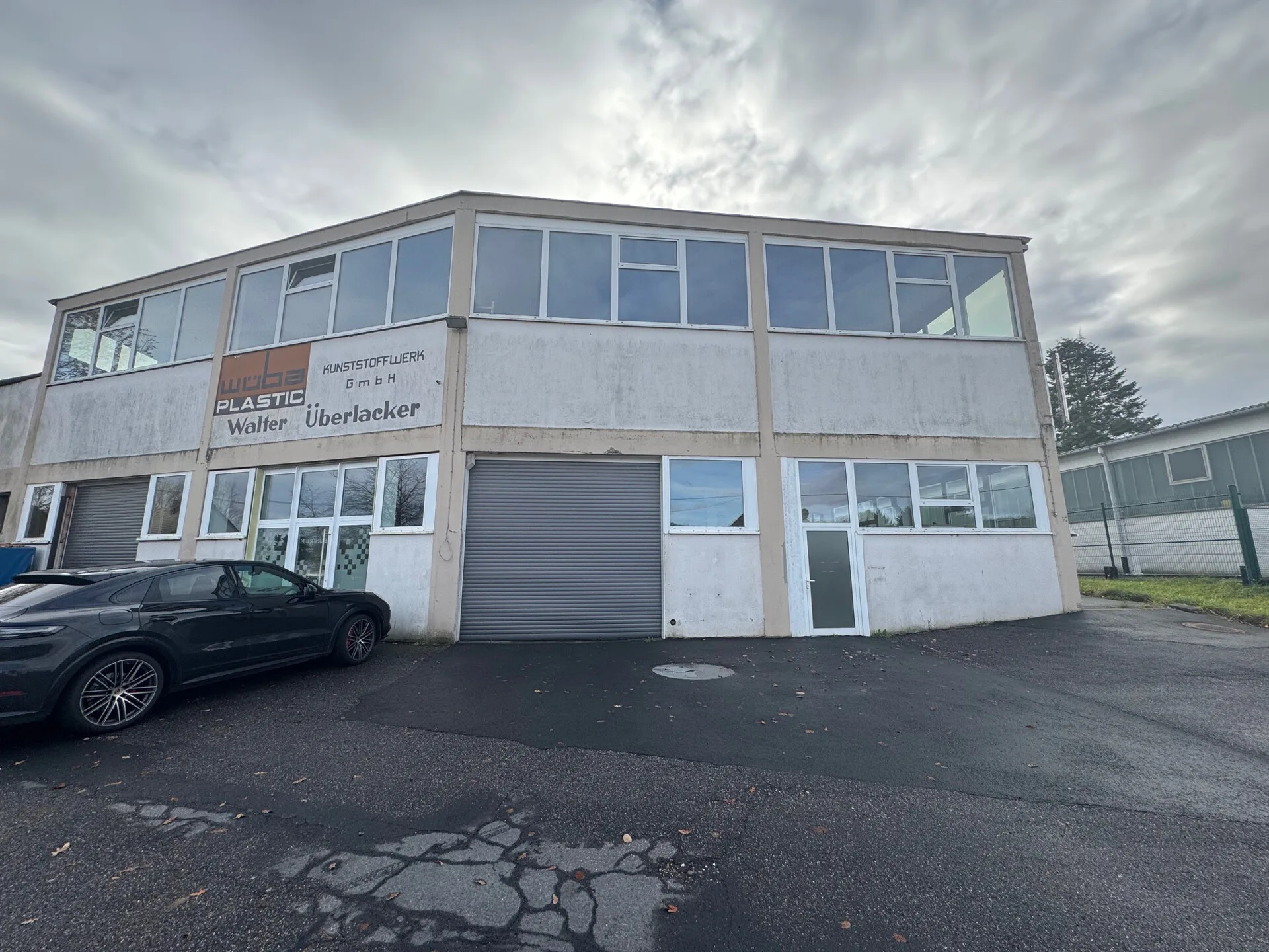 Großzügige Gewerbehalle mit 323 m² Nutzfläche, Büro und Sanitärbereich!