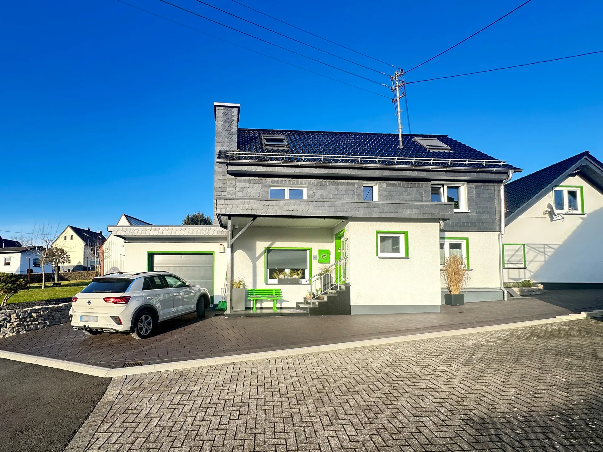 Traumh. Gartenparadies mit Teich – hochwertig renoviertes Einfamilienhaus mit ebenerdiger ELW und PV