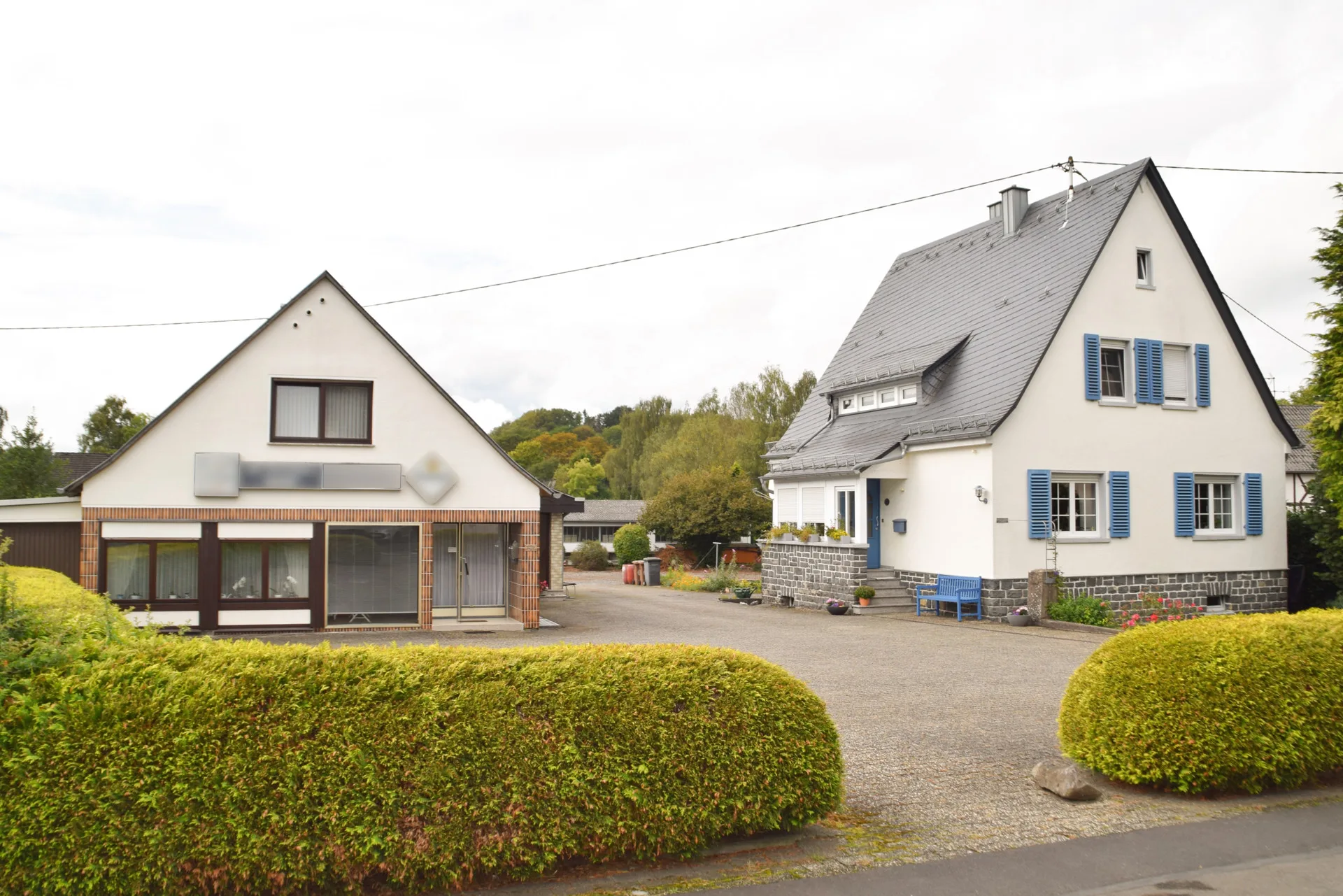 Zwei EFH,geräumige Lagerhalle u. separates Baugrundstück auf insg. 2743m² mit Investitionspotenzial!