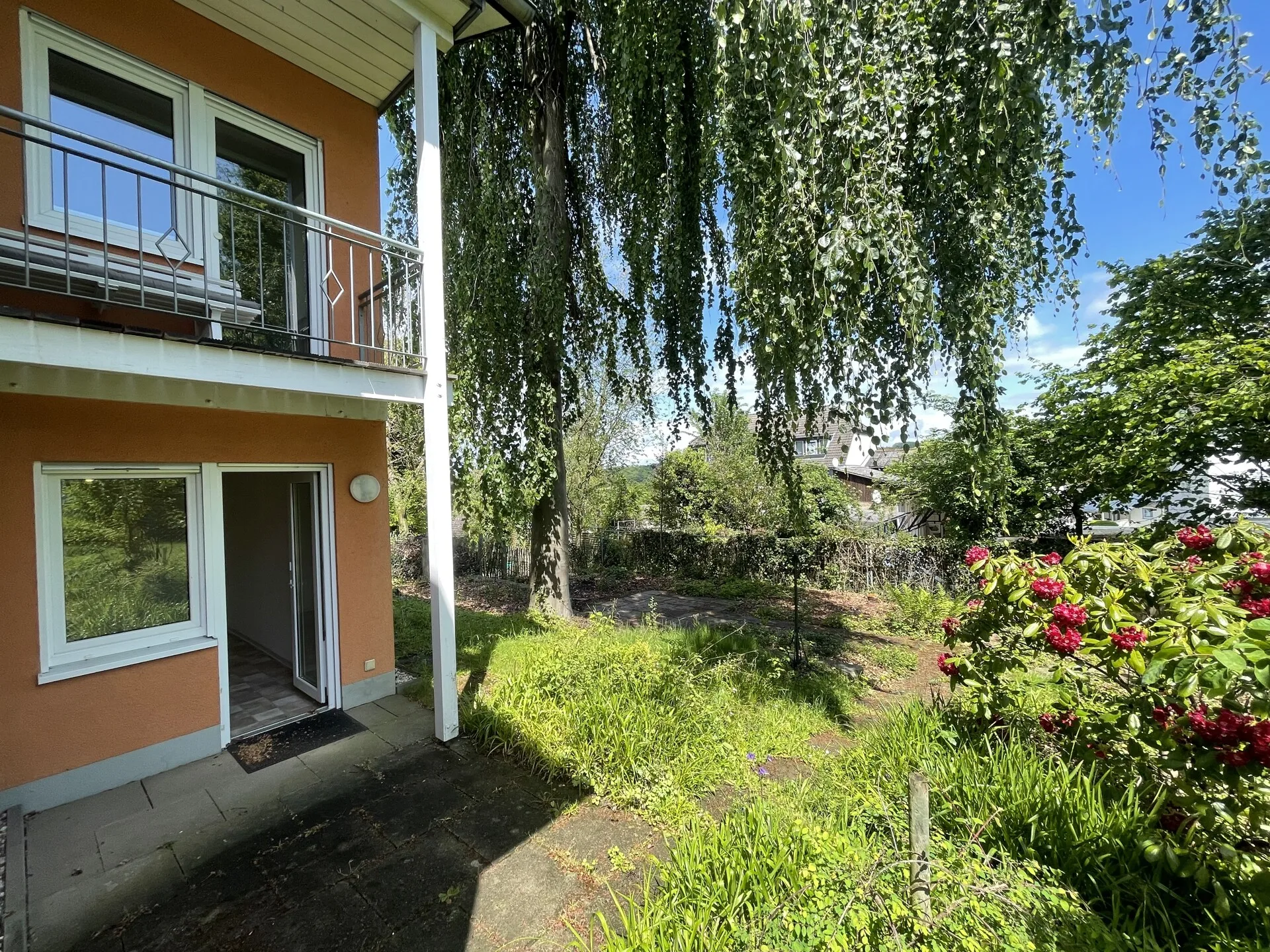 Helle Souterrainwohnung mit Garten