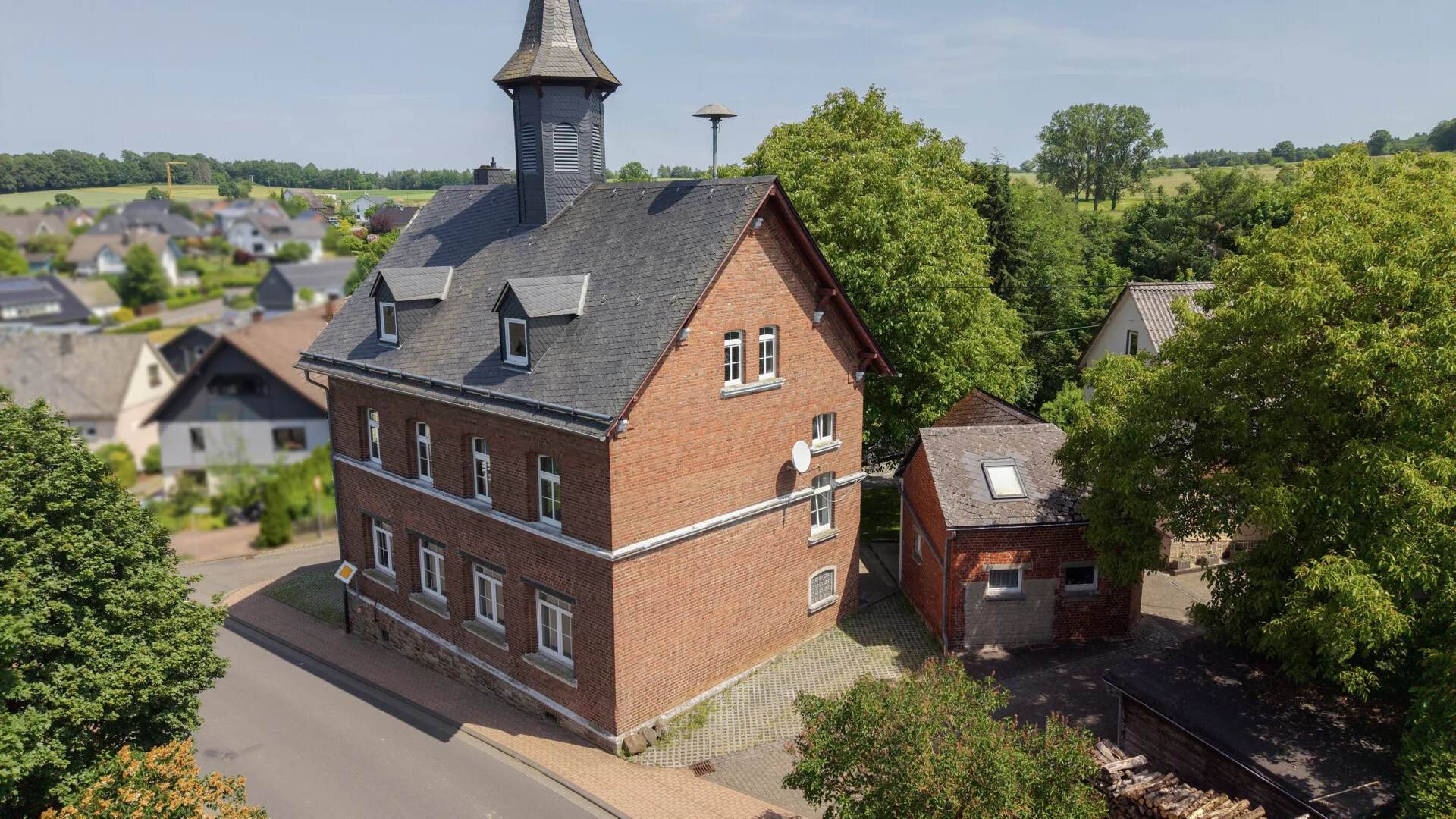 Ehemalige Schule mit vermietetem Nebengebäude - Wohnen & Vermieten kombinierbar! Nähe Hachenburg!