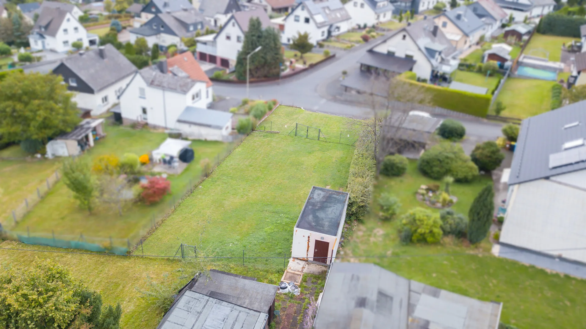 **PREISREDUZIERUNG**
Attraktives Baugrundstück mit Garage in ruhiger Wohnlage, nahe Gebhardshain!