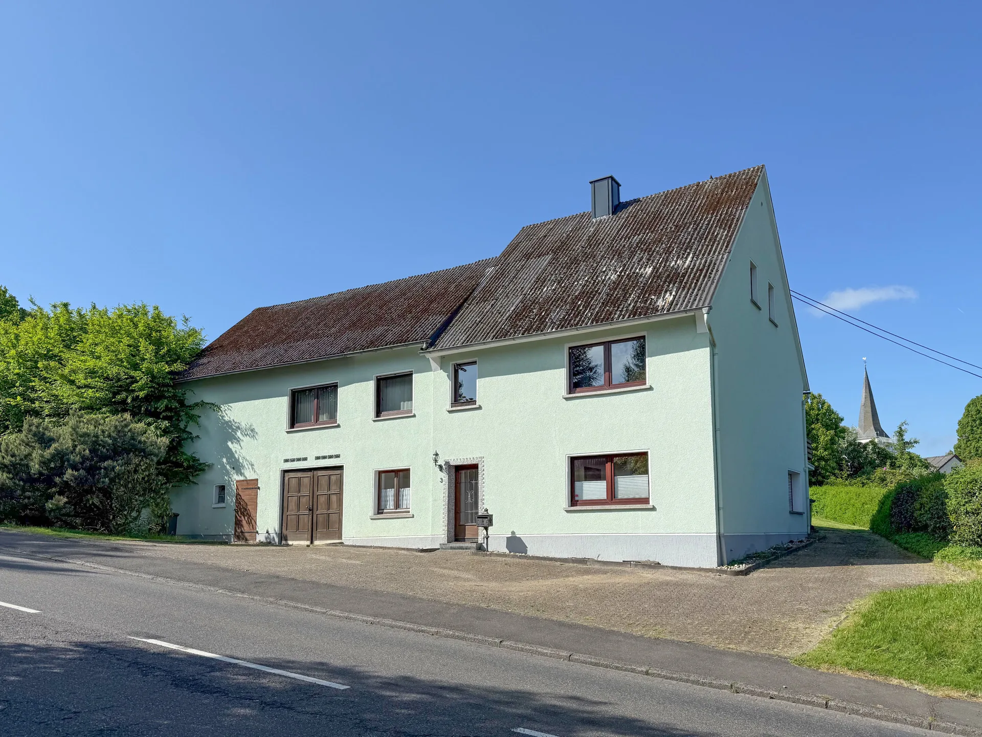***Reduziert***Ein-/Zweigenerationenhaus mit Nebenräumen auf idyllischem Grundstück nahe Hachenburg!