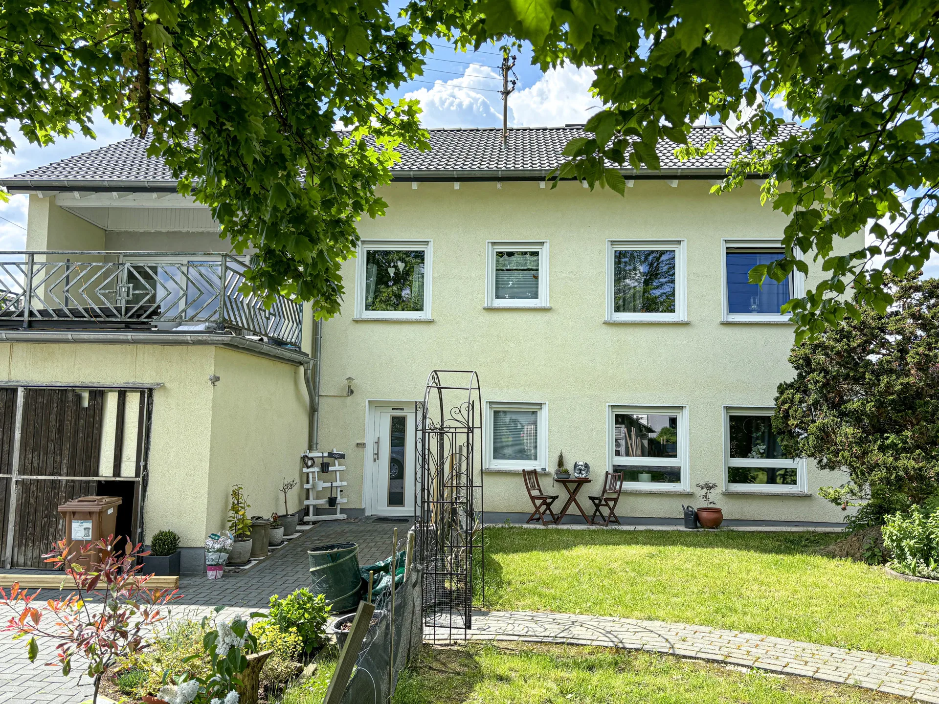 Umfangreich saniertes Einfamilienhaus mit Einliegerwohnung in zentraler Lage!