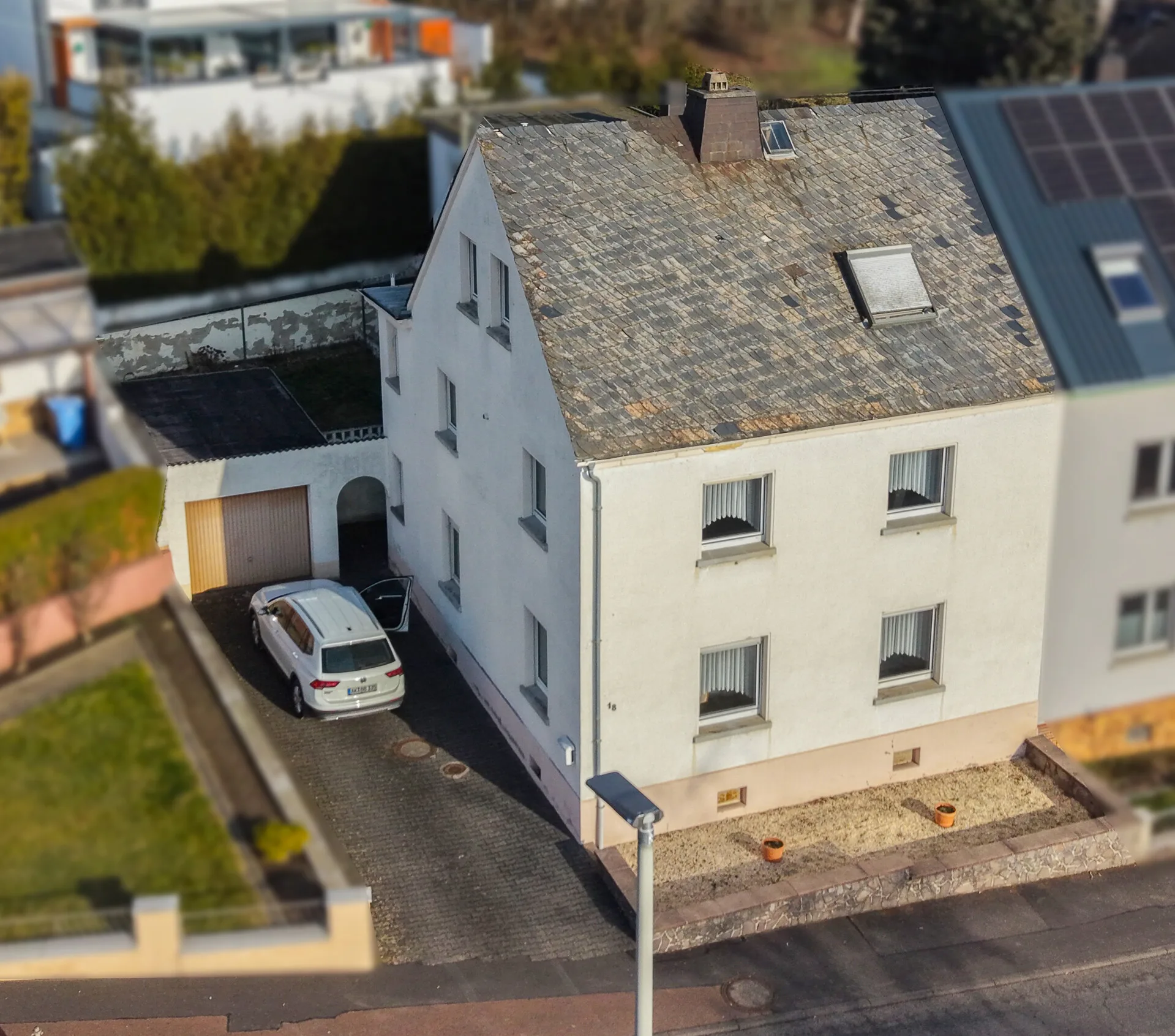 *RESERVIERT* Solides Zweifamilienhaus mit Garagen und Garten -ideal für Generationenwohnen in Elz!