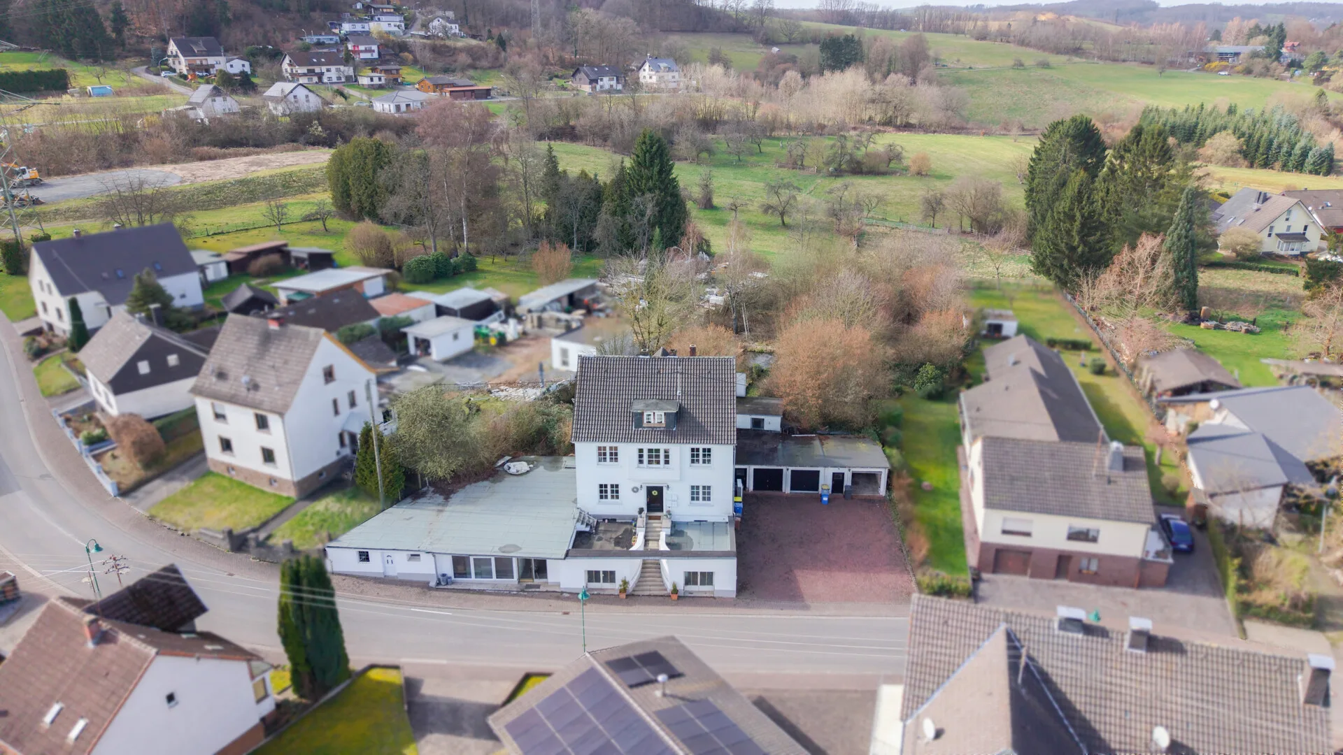 Mehrfamilienhaus mit großem Grundstück, ehemaligem Gewerbeteil und vielfältigem Entwicklungspotenzial!