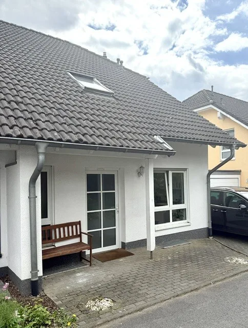 Großzügige, helle Doppelhaushälfte mit Garage in bevorzugter Wohnlage mit Blick ins Grüne
