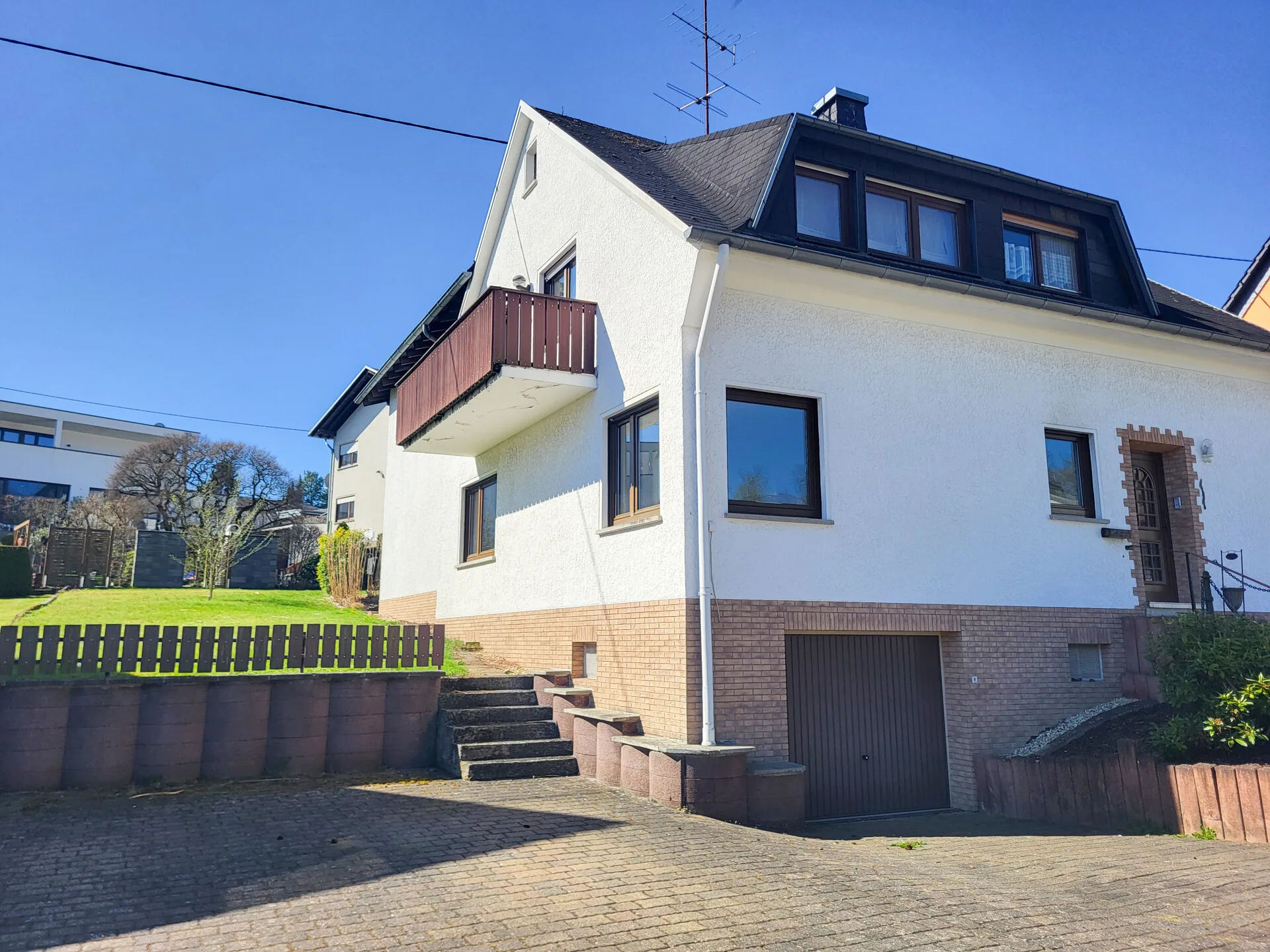 Großzügiges, freistehendes Zweifamilienhaus mit Garagen & Garten in idyllischer Lage bei Montabaur!