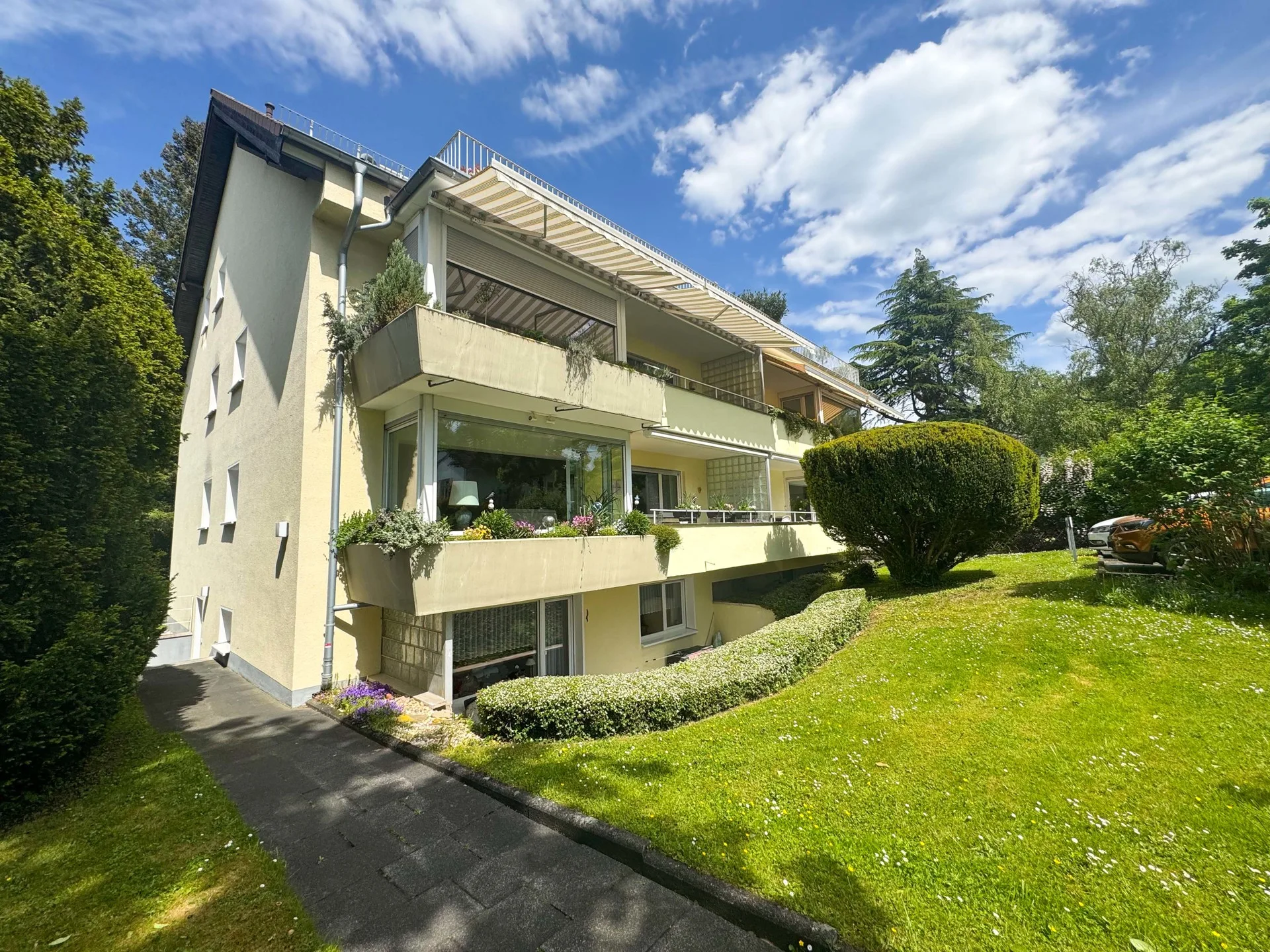 Gepflegte 3-Zimmer Souterrainwohnung mit zwei Terrassen in zentraler Lage von Bad Honnef!